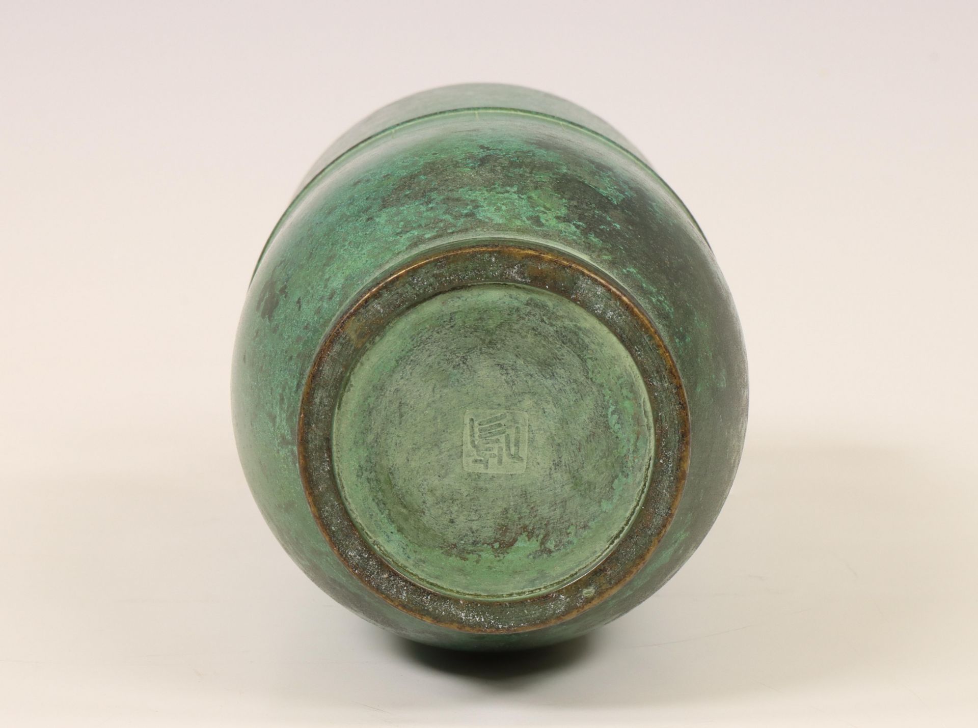 Japan, green patinated bronze vase, signed Hasuda Shugoro (1915-2010), - Bild 2 aus 3