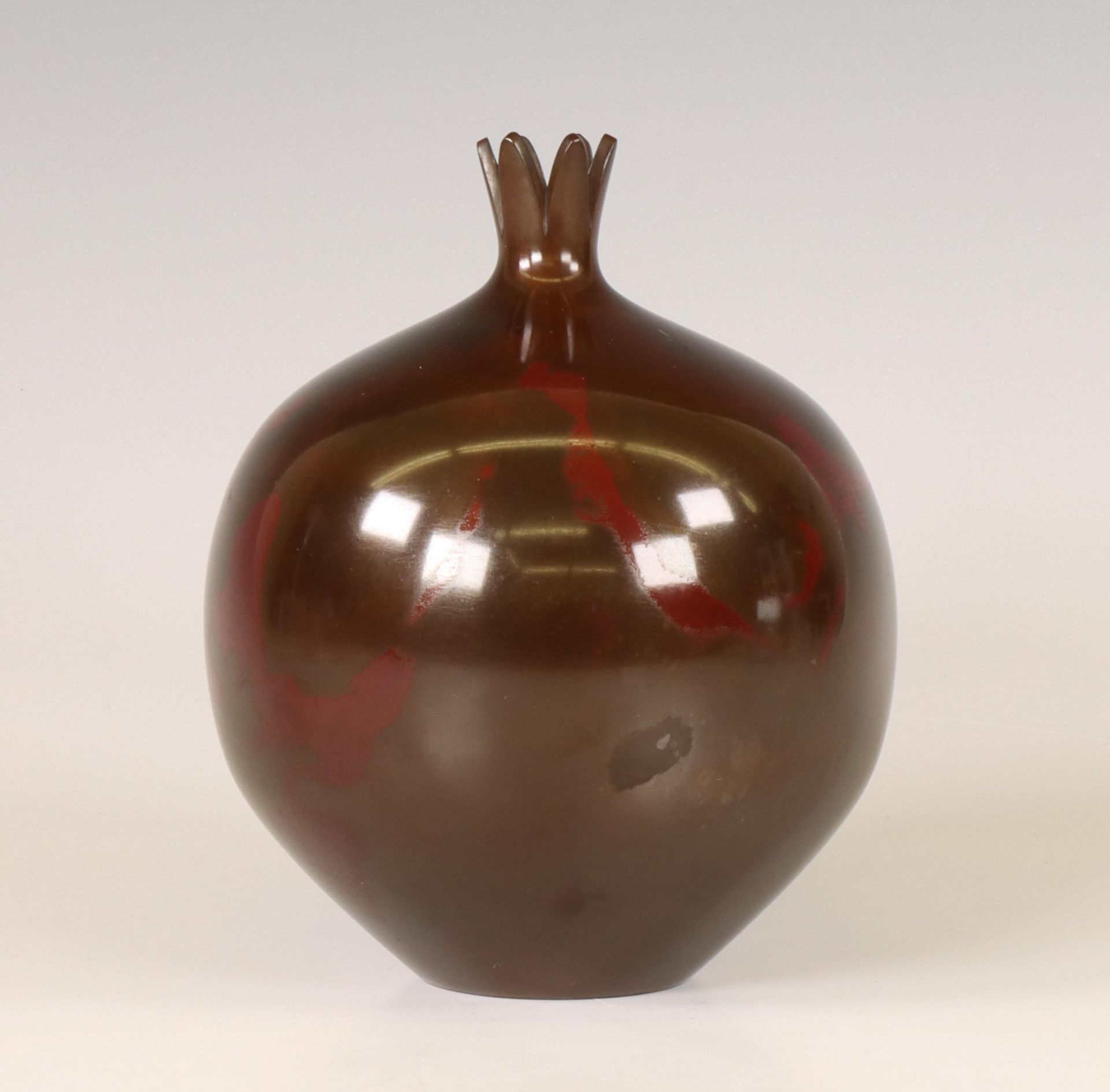 Japan, purple/ brown patinated bronze vase, signed Tadashi Nishimura (b. 1928), - Image 2 of 5