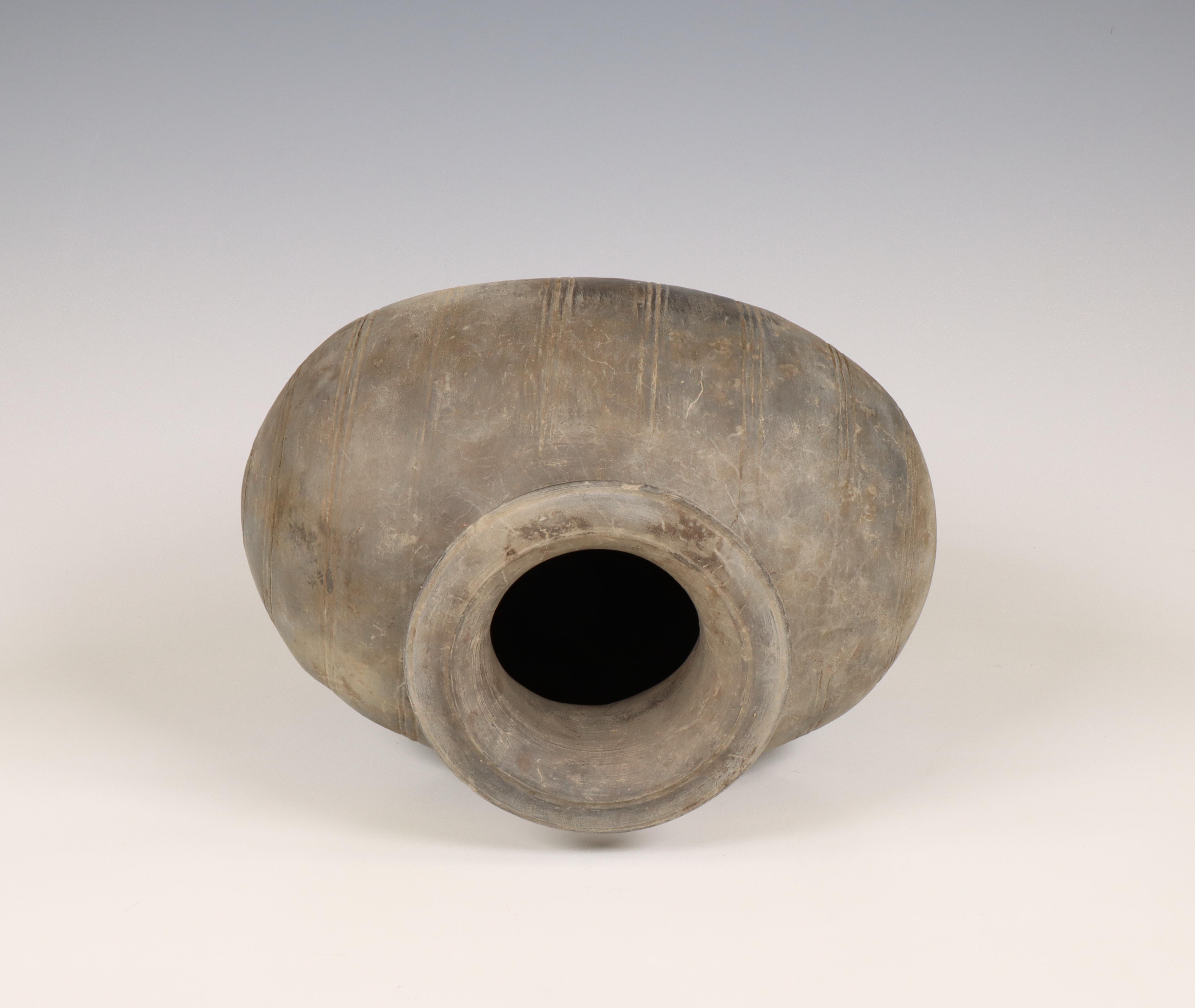 China, grey earthenware cocoon vase, Han dynasty (206 BC-220 AD), - Image 4 of 6
