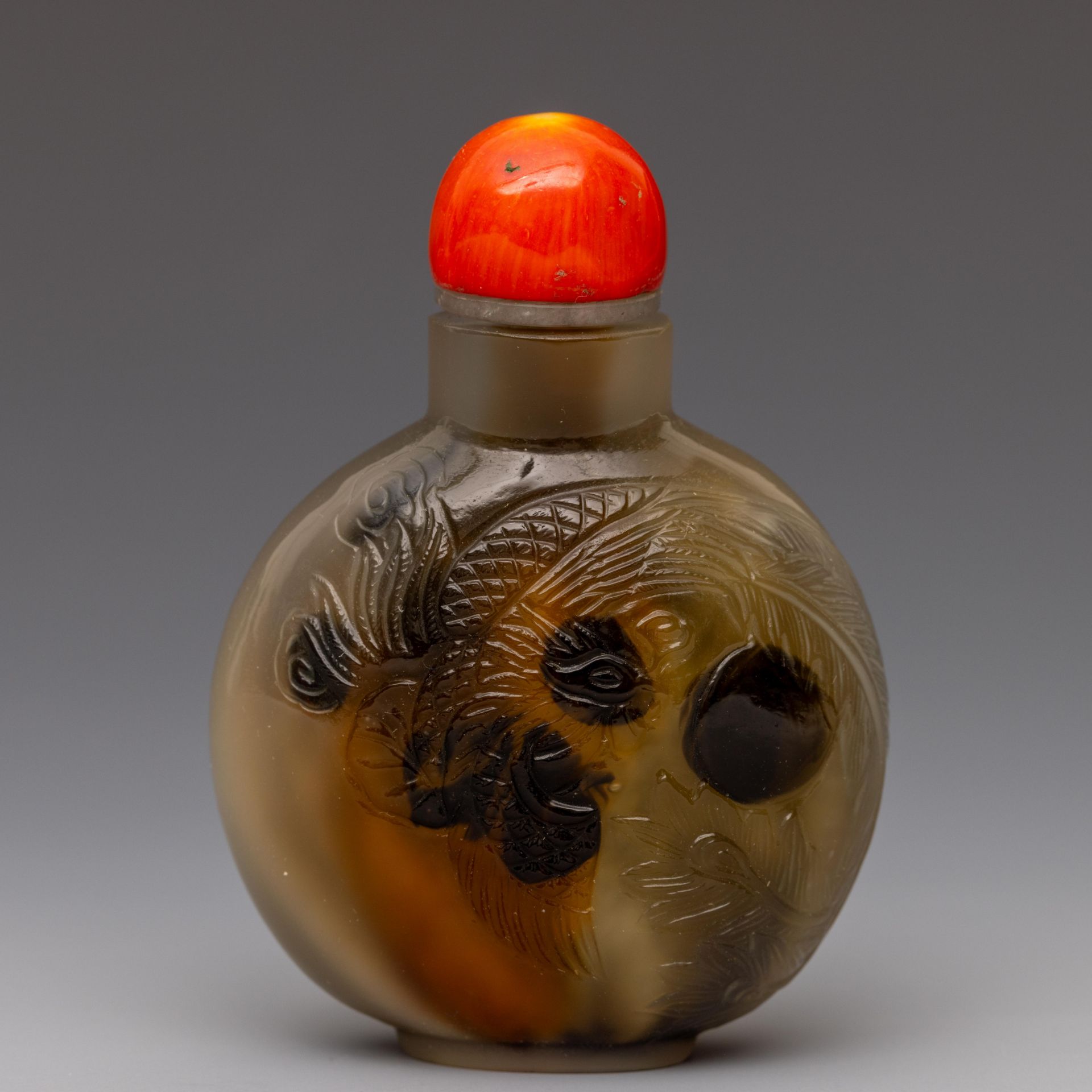 China, a carved agate snuff bottle and cover, - Bild 2 aus 2
