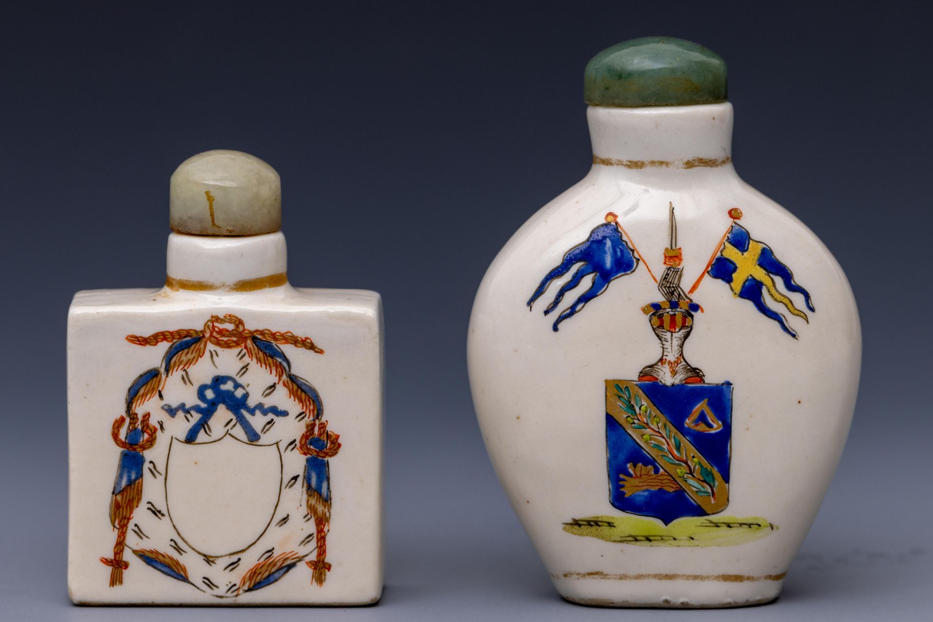 China, two export porcelain snuff bottles and stoppers, 20th century, - Bild 2 aus 2