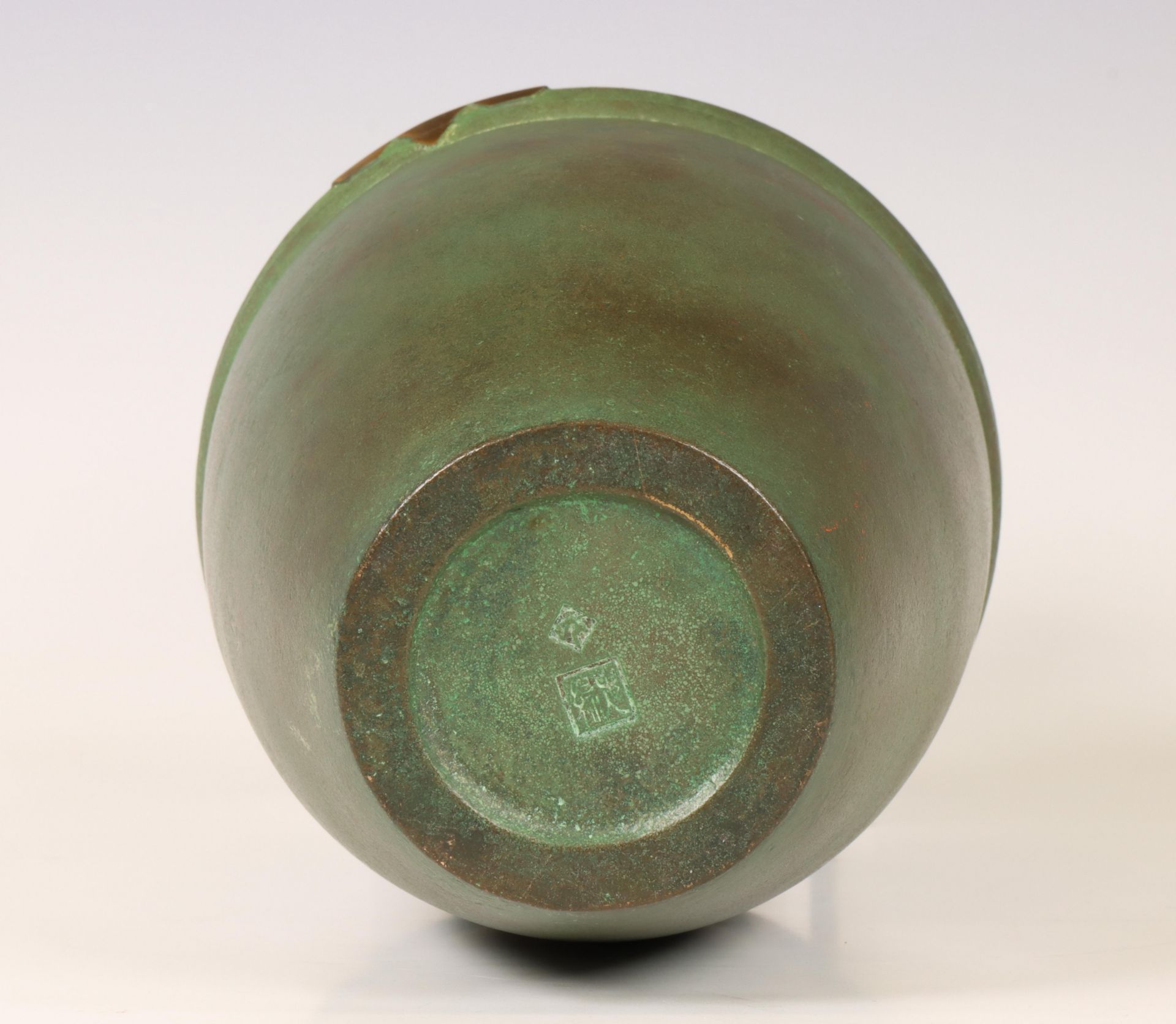 Japan, green patinated bronze Art Deco vase, signed Neya Churoku (1897-1987), Showa period (1926-198 - Bild 2 aus 3