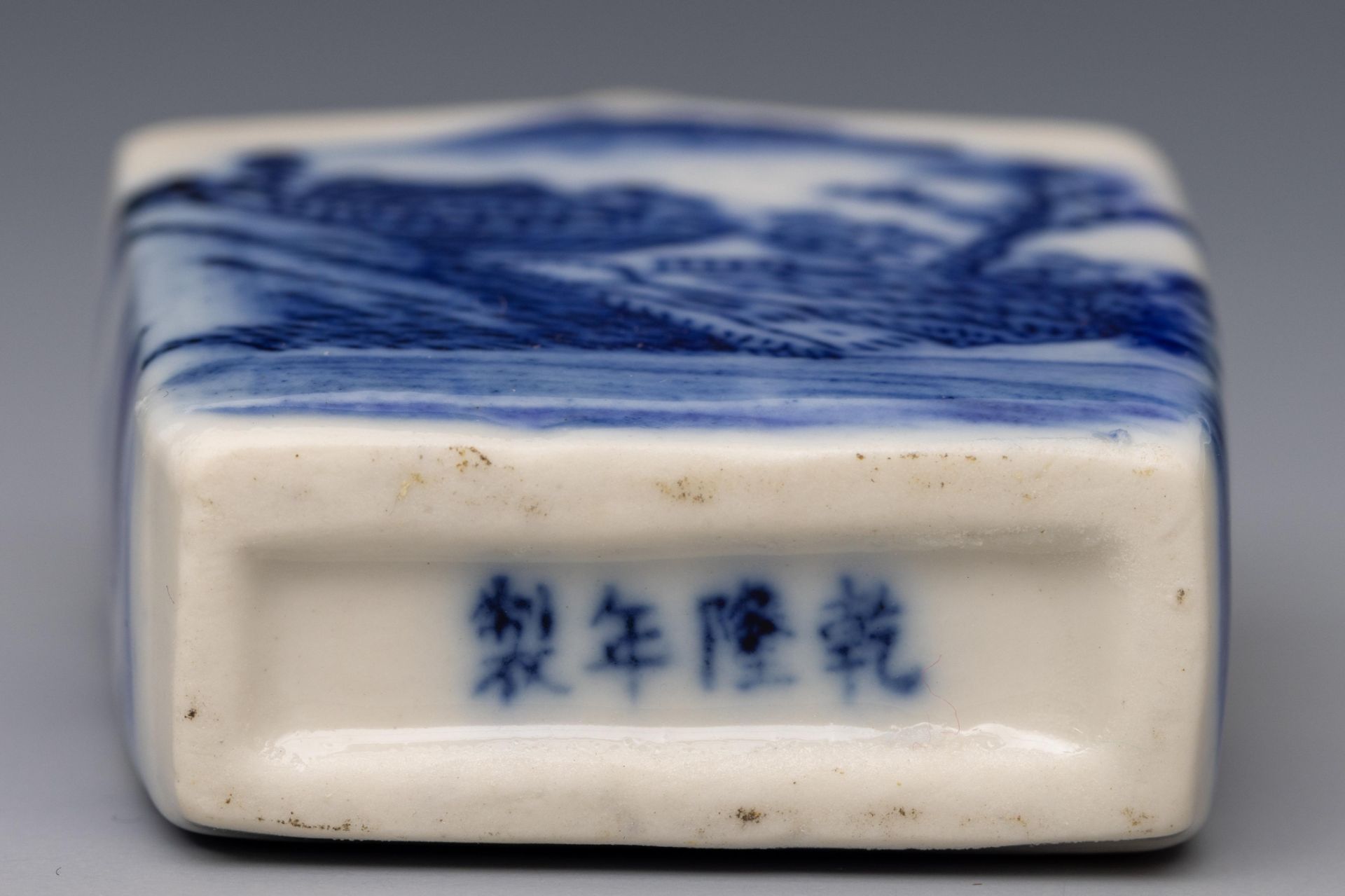 China, four blue and white porcelain snuff bottles and stoppers, 19th-20th century, - Bild 3 aus 3