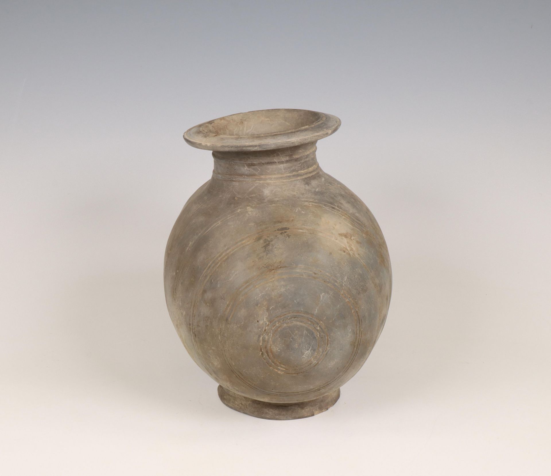 China, grey earthenware cocoon vase, Han dynasty (206 BC-220 AD), - Bild 3 aus 6