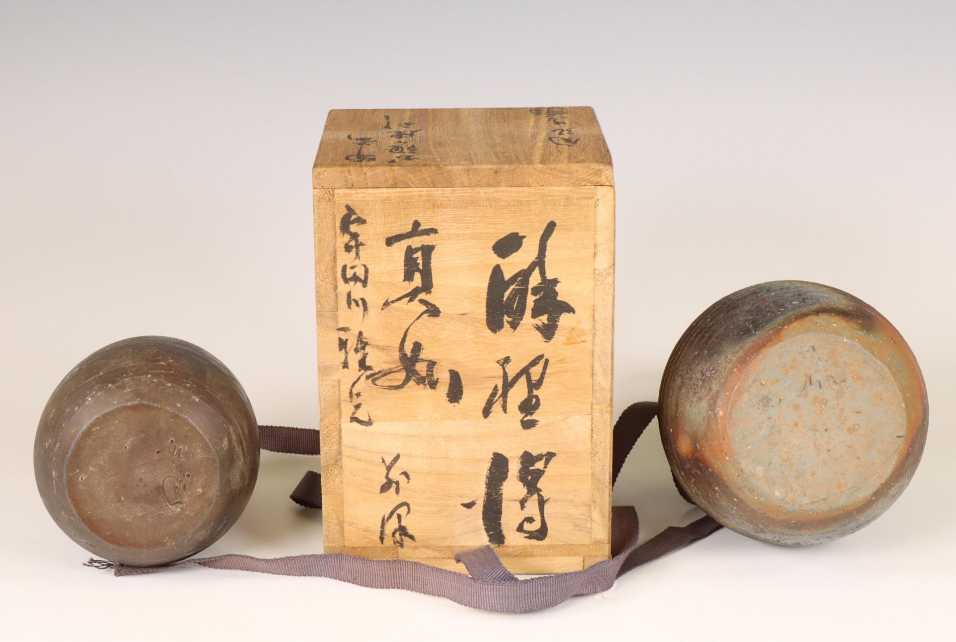 Japan, small Bizen ceramic tokkuri, signed and Bizen ceramic double-gourd vase, signed, both Showa p - Bild 2 aus 2