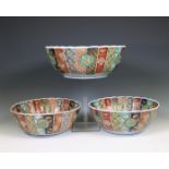 Japan, a set of three Imari porcelain bowls, Meiji period (1868-1912),