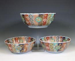 Japan, a set of three Imari porcelain bowls, Meiji period (1868-1912),