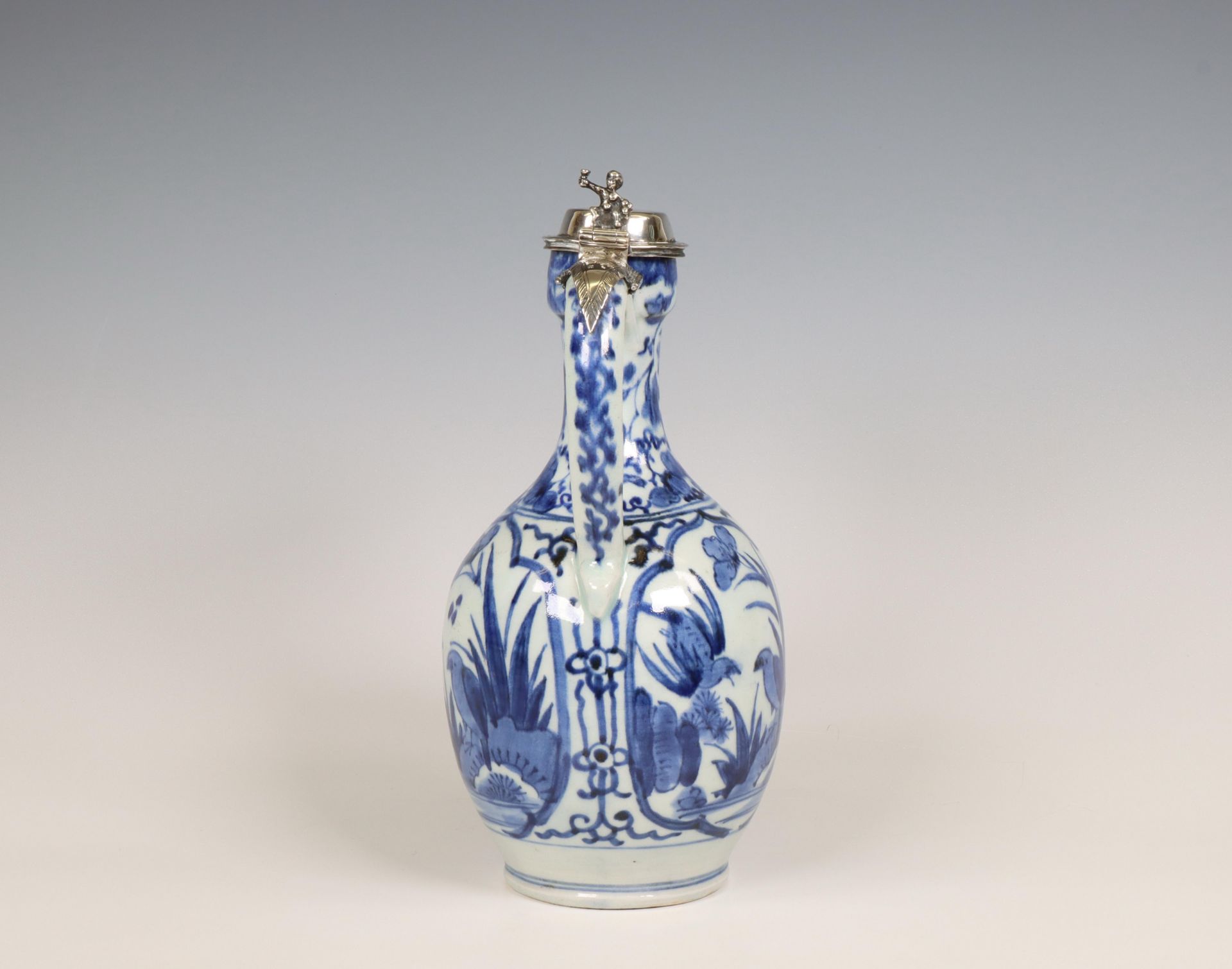 Japan, silver-mounted blue and white Arita porcelain jug, mid-17th century, the silver later, - Bild 5 aus 5