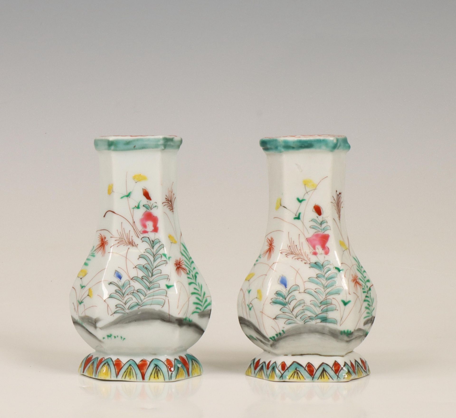 Japan, a pair of small famille rose porcelain vases, ca. 1900, - Bild 2 aus 4