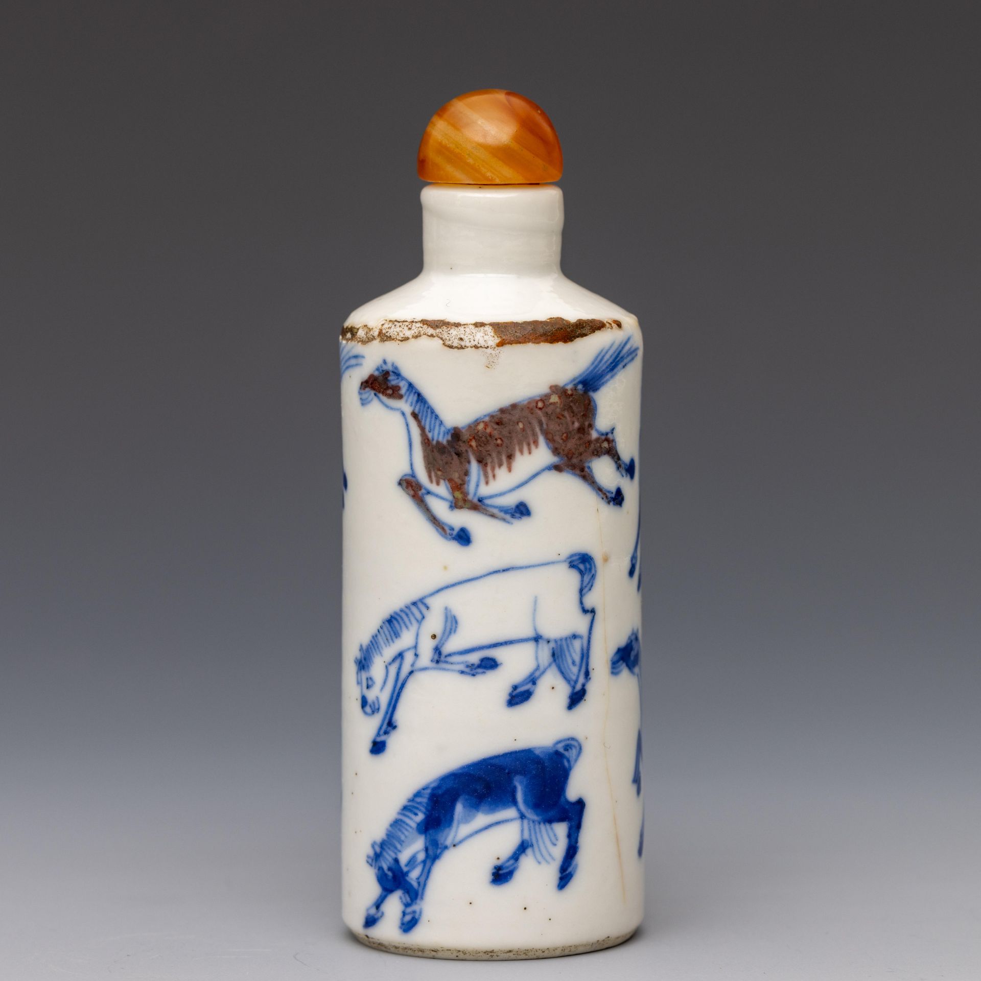 China, a blue and white and iron-red porcelain 'eight horses' snuff bottle and stopper, 19th century - Bild 2 aus 3