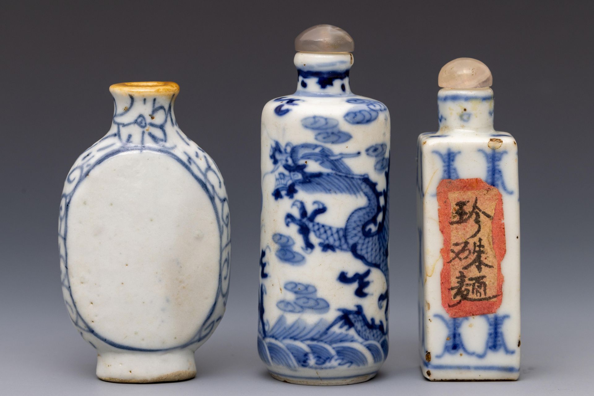 China, three blue and white porcelain snuff bottles and two stoppers, 20th century, - Bild 2 aus 2