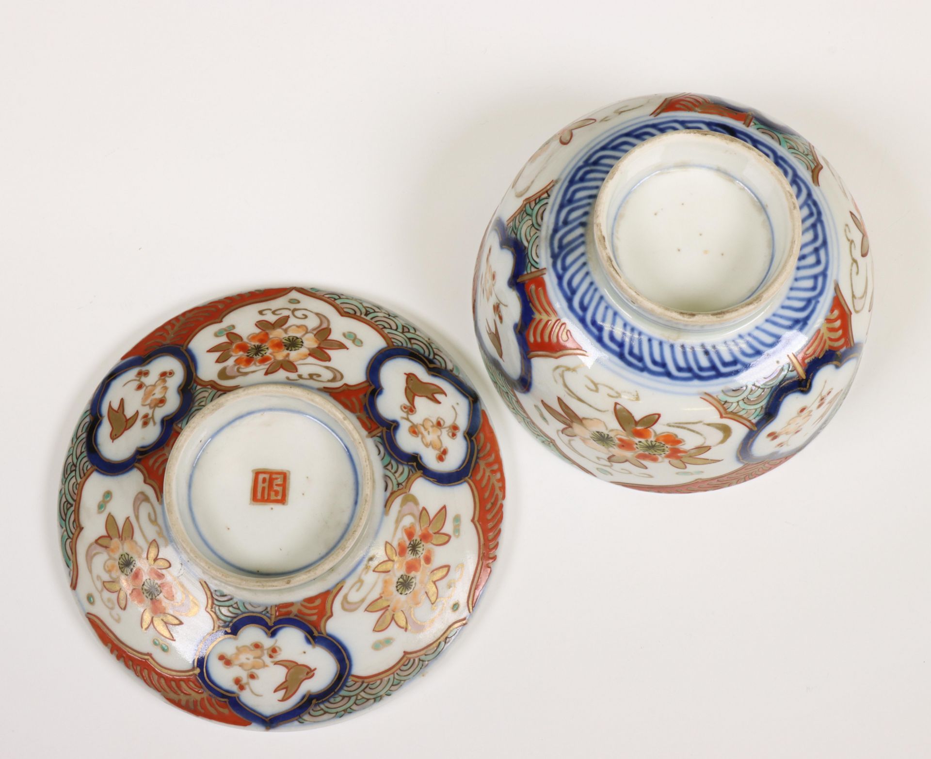 Japan, a set of six Imari porcelain bowls and covers, Meiji period (1868-1912), - Bild 2 aus 3