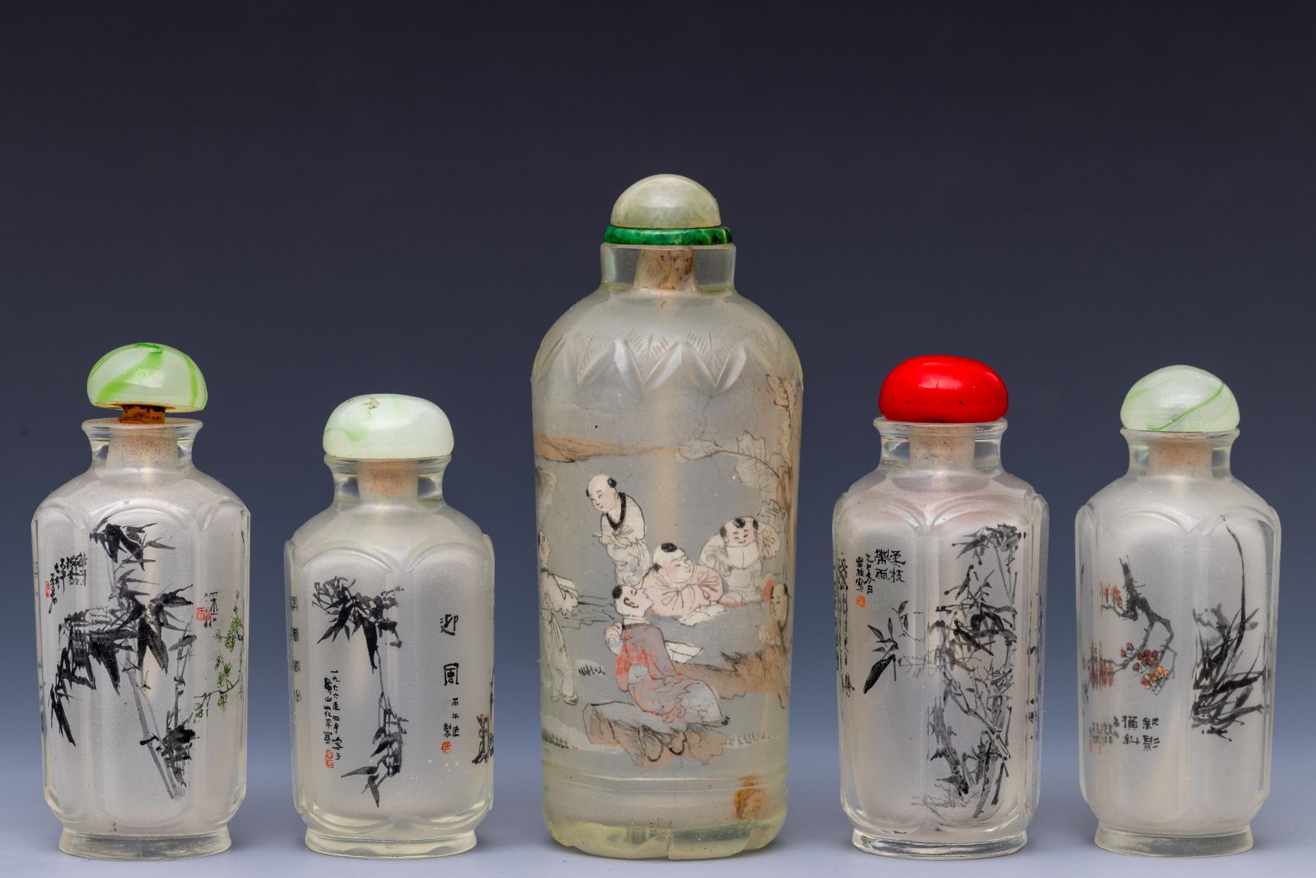 China, five reverse glass painted snuff bottles and stoppers, 20th century, - Bild 2 aus 2