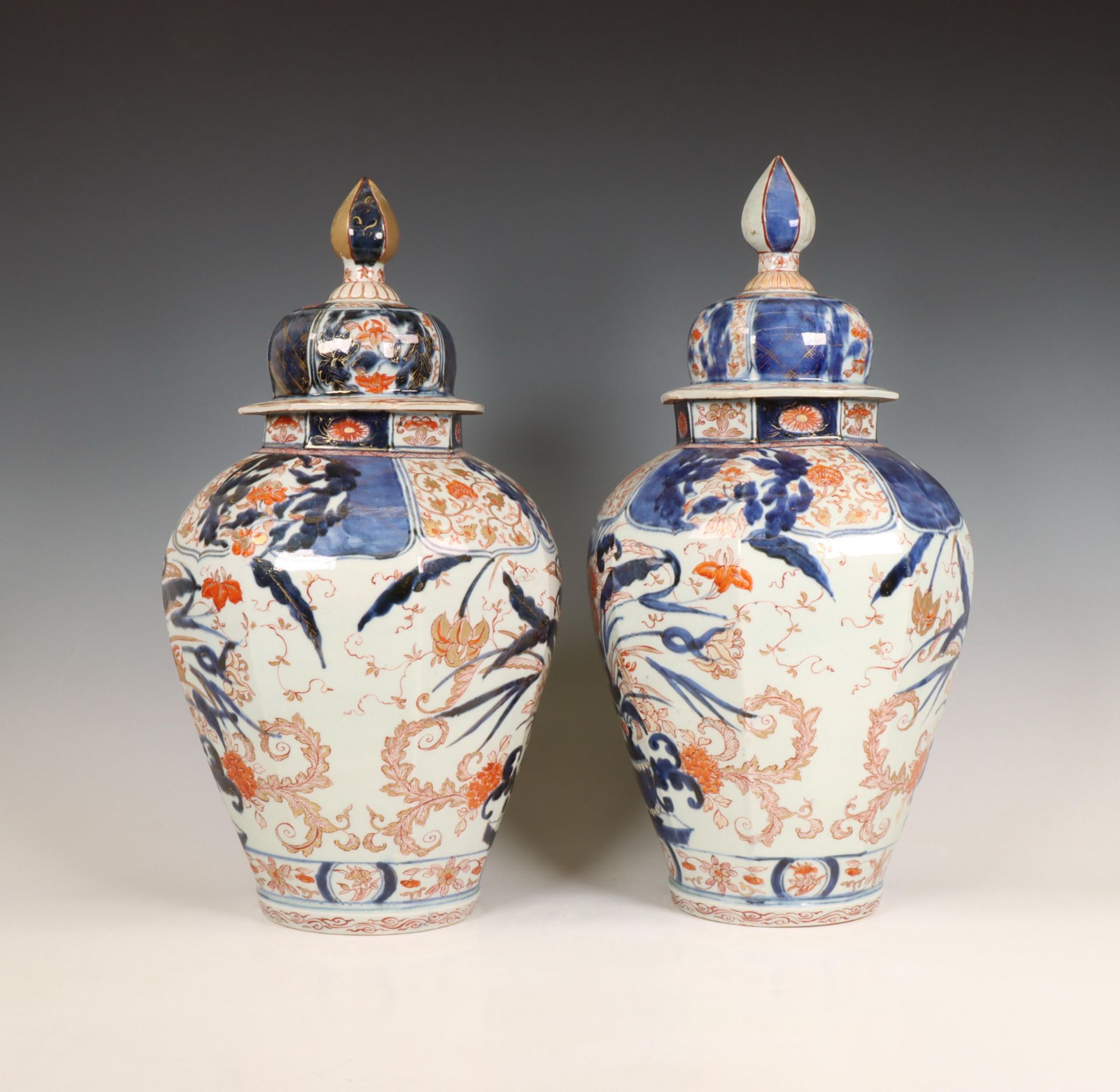 Japan, a pair of octagonal Imari porcelain baluster jars and covers, 17th-18th century, - Bild 2 aus 6