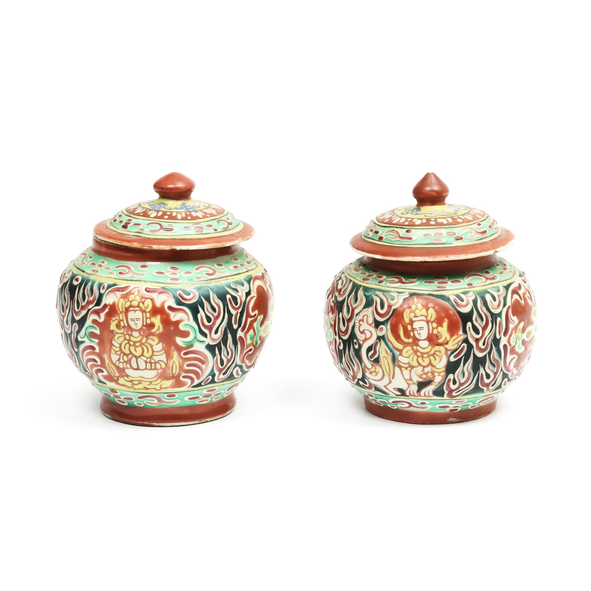 China, a pair of 'Thai market' famille rose porcelain jars and covers, 19th century, - Bild 2 aus 3