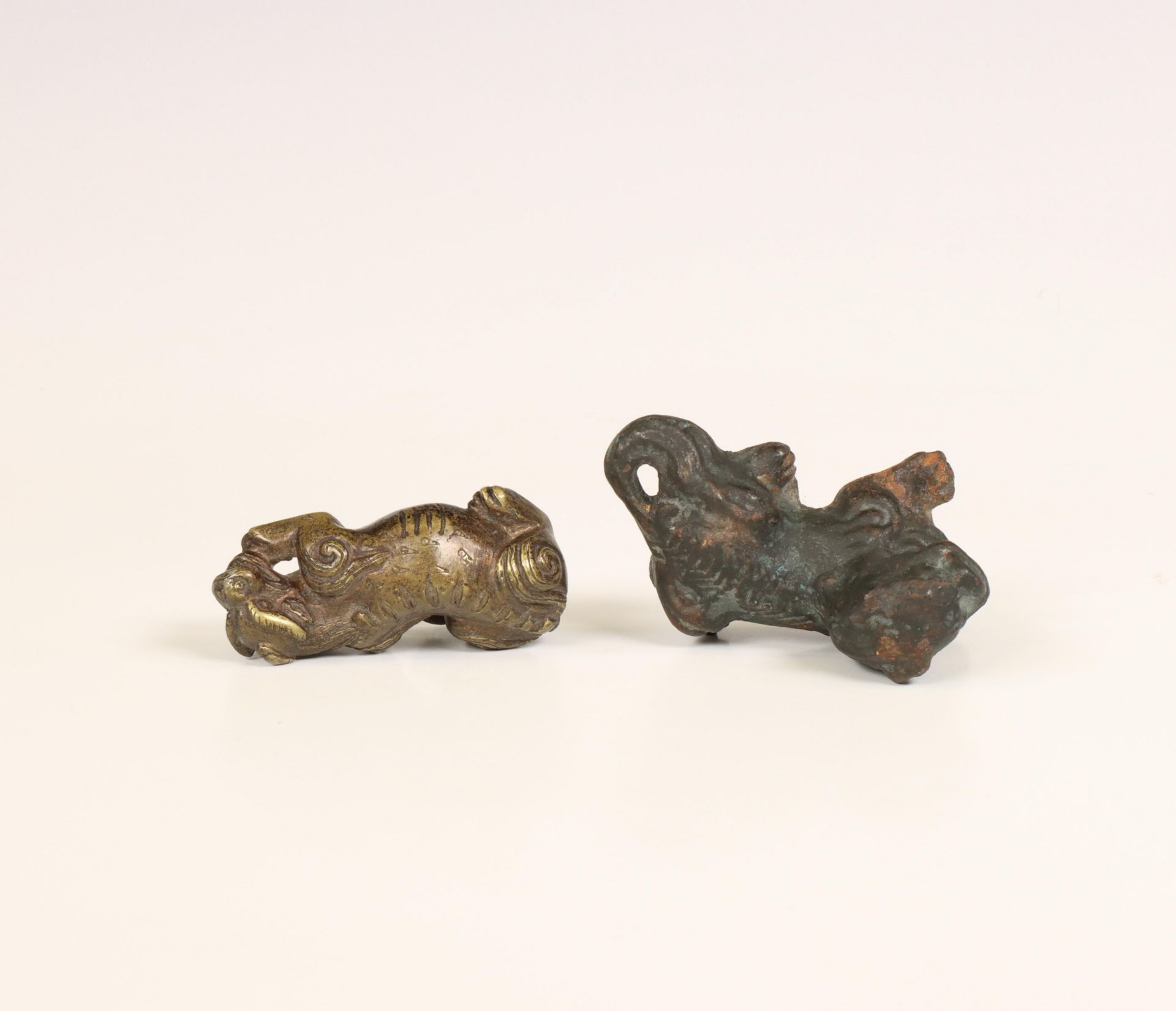 China, two bronze scroll weights, Qing dynasty (1644-1912), - Bild 2 aus 4