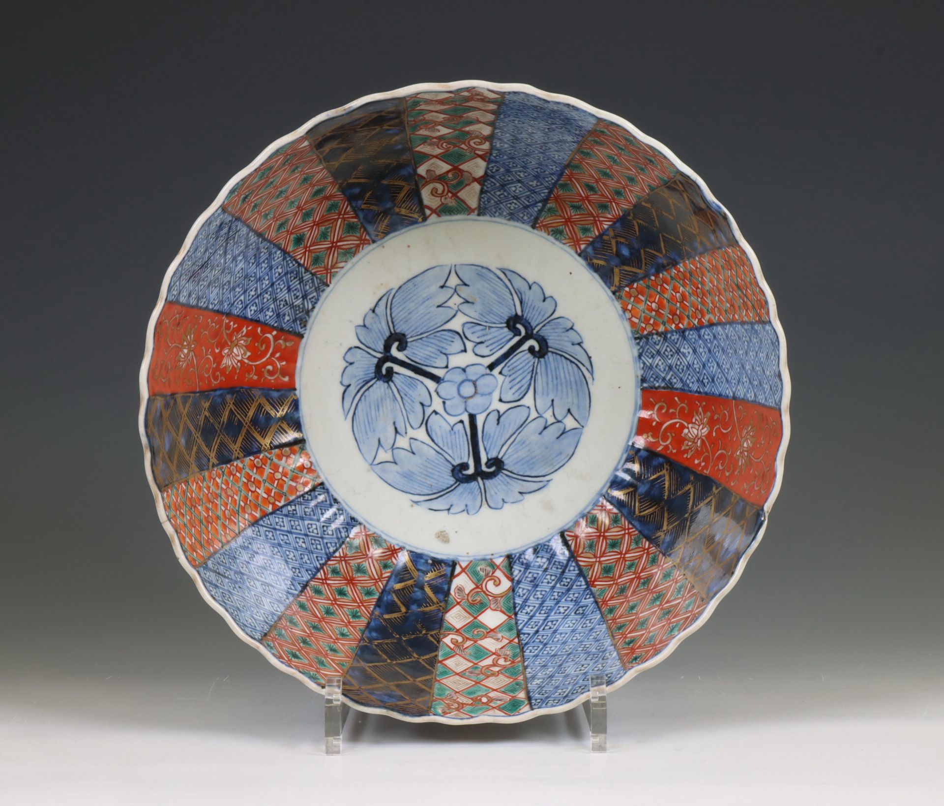 Japan, an Imari porcelain bowl, 20th century, - Bild 2 aus 2
