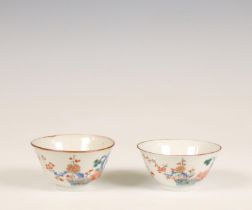 Japan, a pair of Kakiemon-style porcelain cups, 18th-19th century,