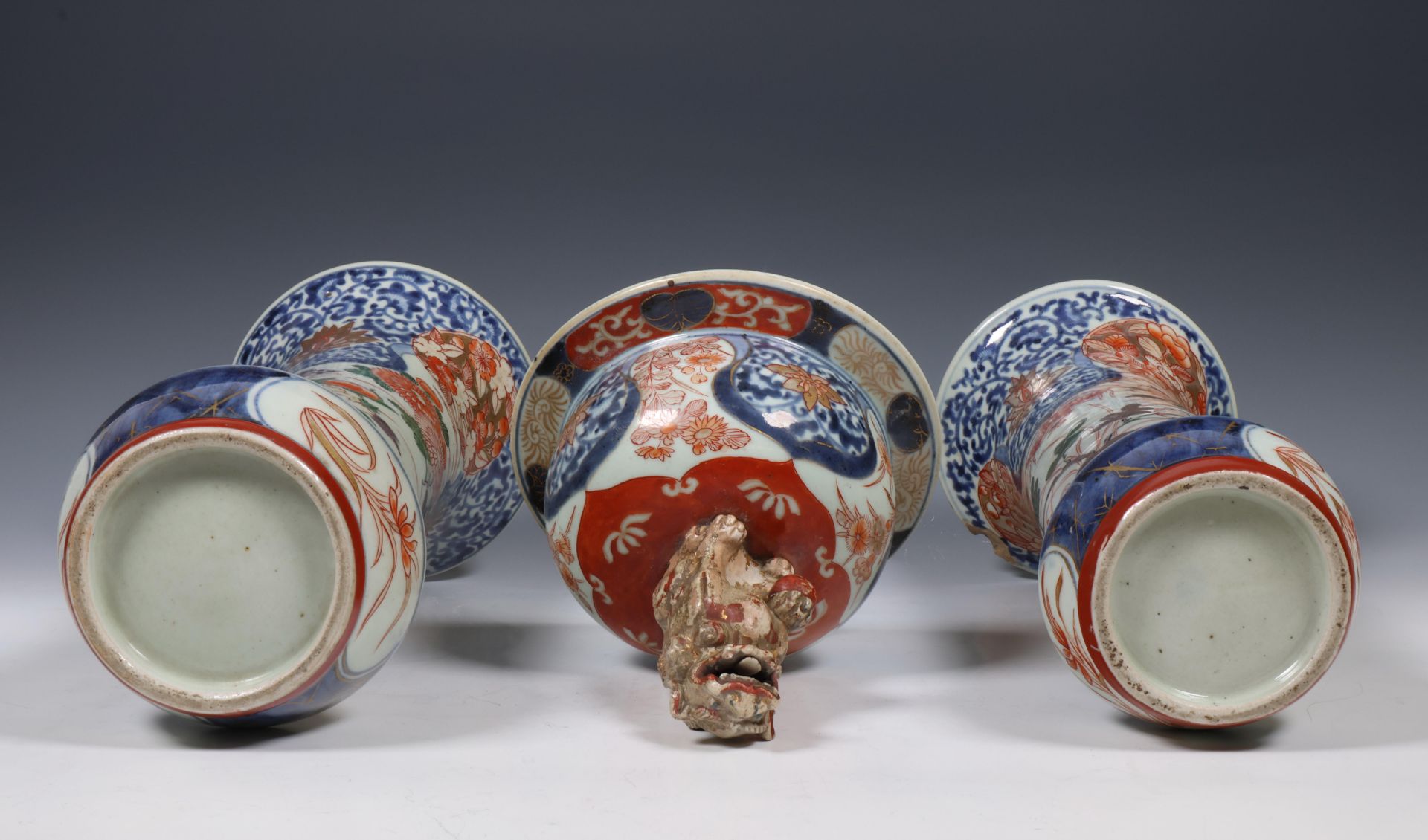 Japan, five-part Imari porcelain garniture, 18th century, - Bild 2 aus 8