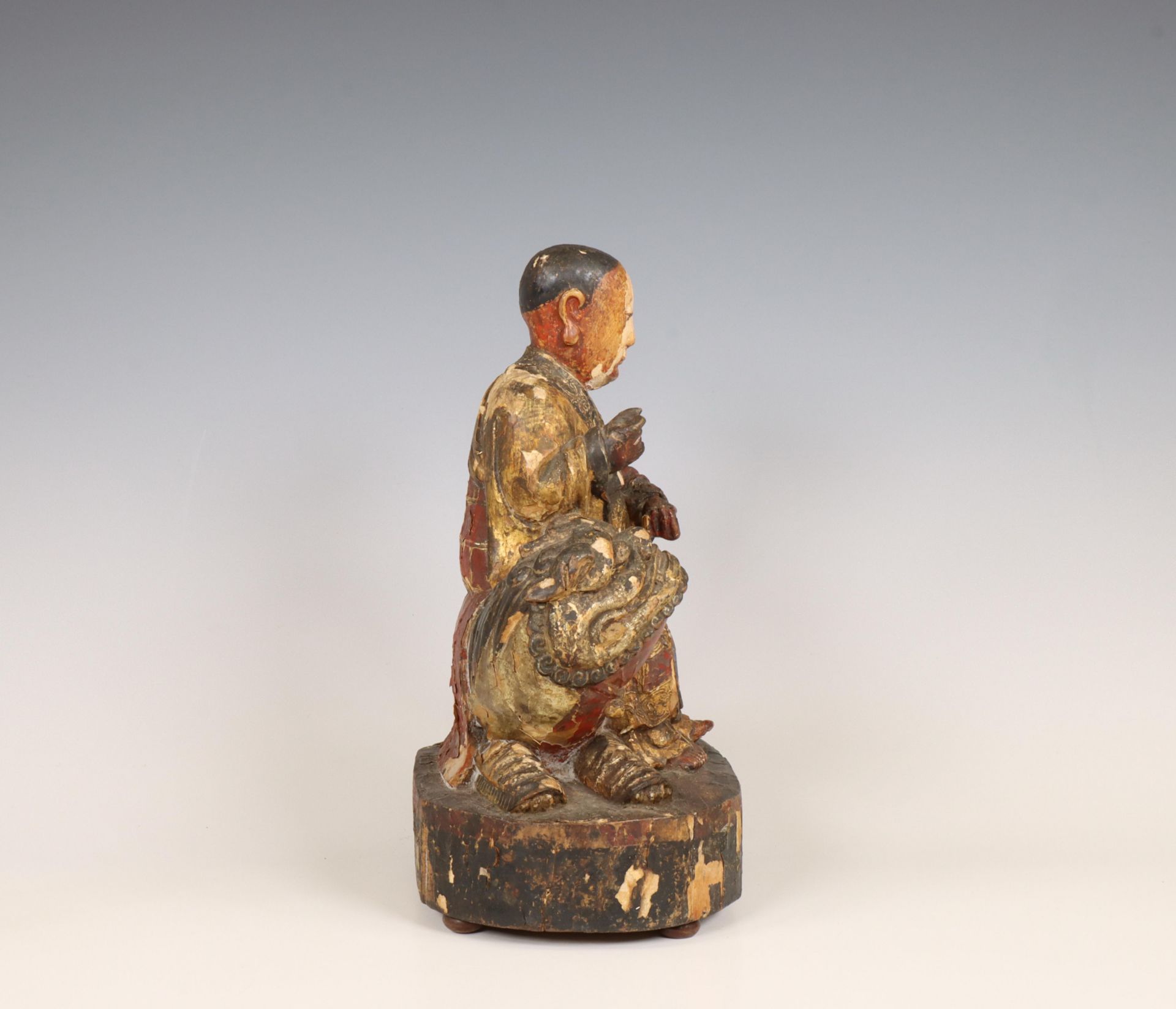 China, lacquered wood figure of a dignitary seated on a lion, 18th/ 19th century, - Bild 6 aus 6