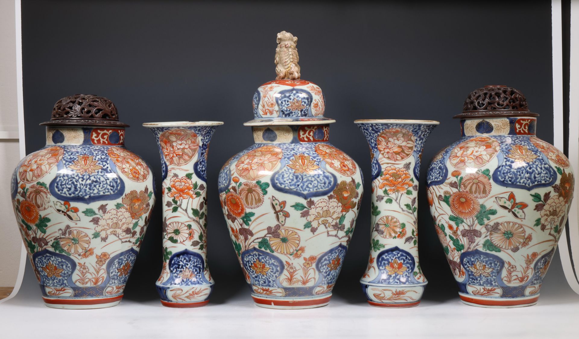 Japan, five-part Imari porcelain garniture, 18th century, - Bild 8 aus 8