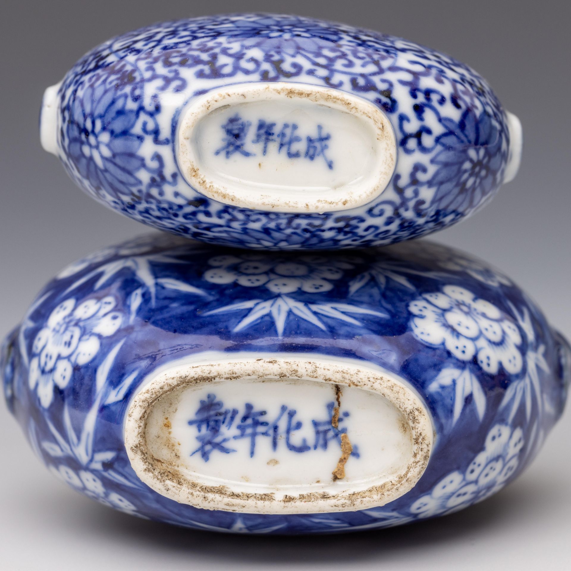 China, two large blue and white porcelain snuff bottles and stoppers, 20th century, - Bild 3 aus 3