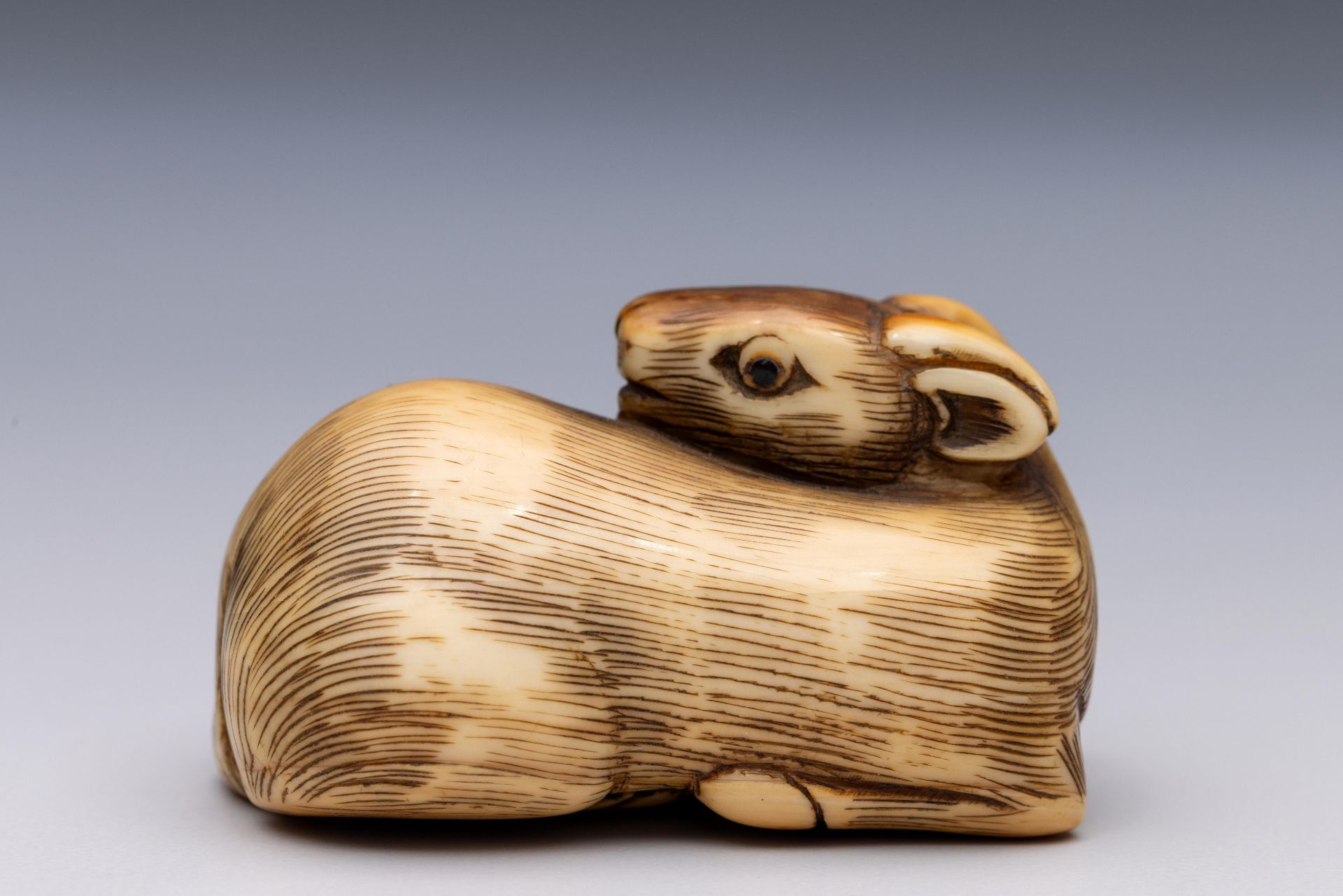 Japan, an ivory netsuke, Edo period (1603-1868), late 18th/ 19th century, - Bild 3 aus 3