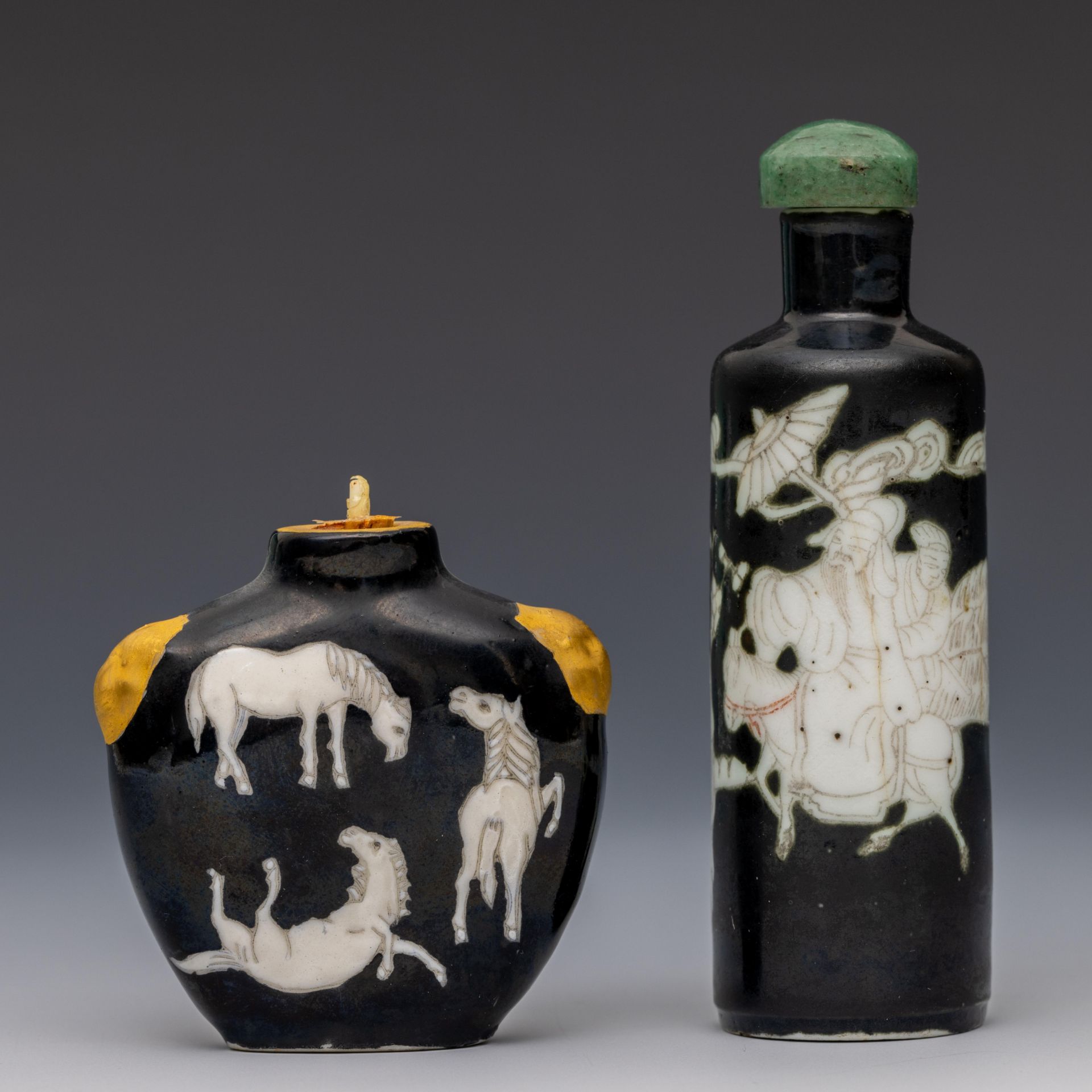 China, two black-ground porcelain snuff bottles and one stopper, late Qing dynasty (1644-1912), - Bild 3 aus 3