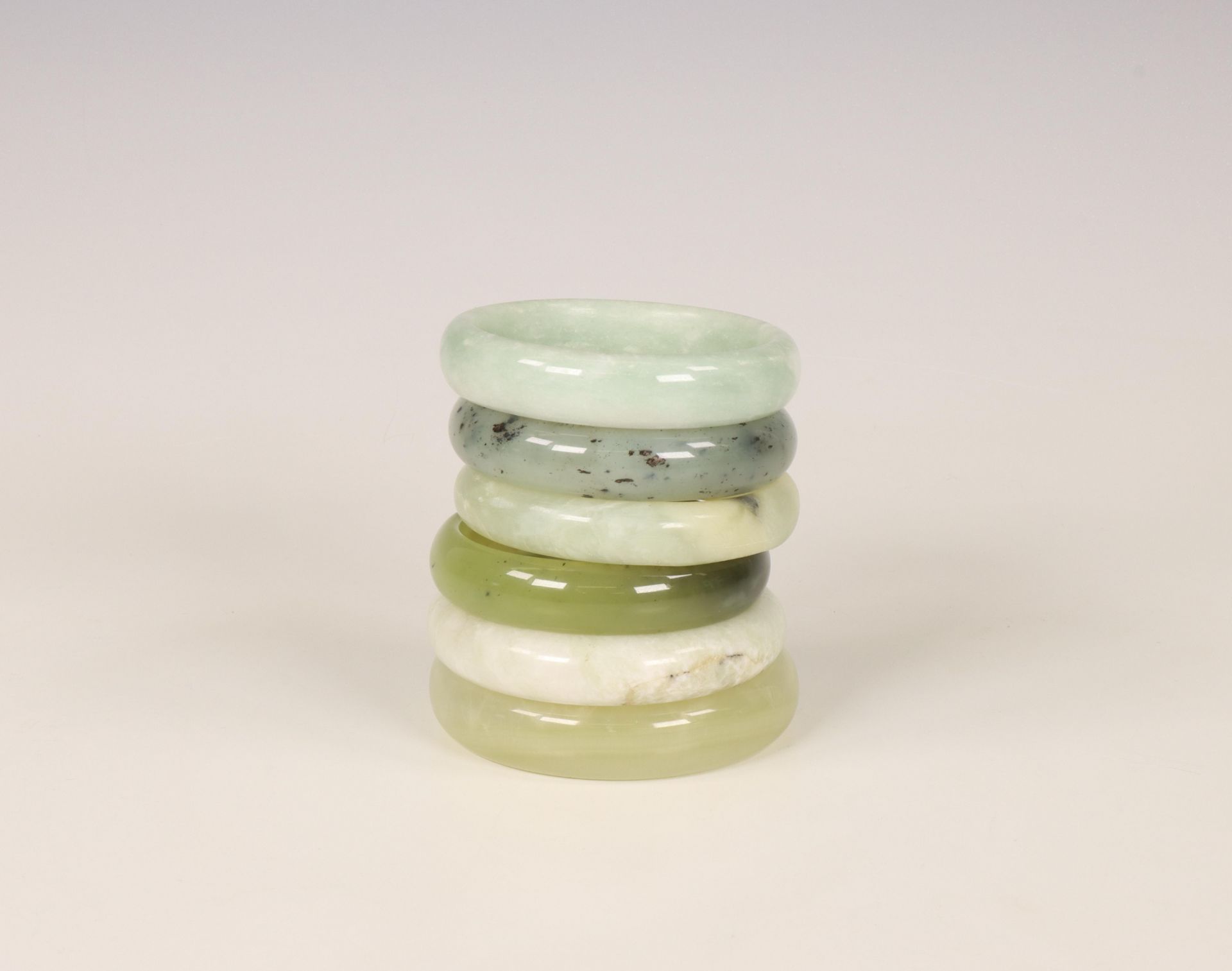 China, six various jade, jadeite and stone bracelets, modern, - Bild 3 aus 3
