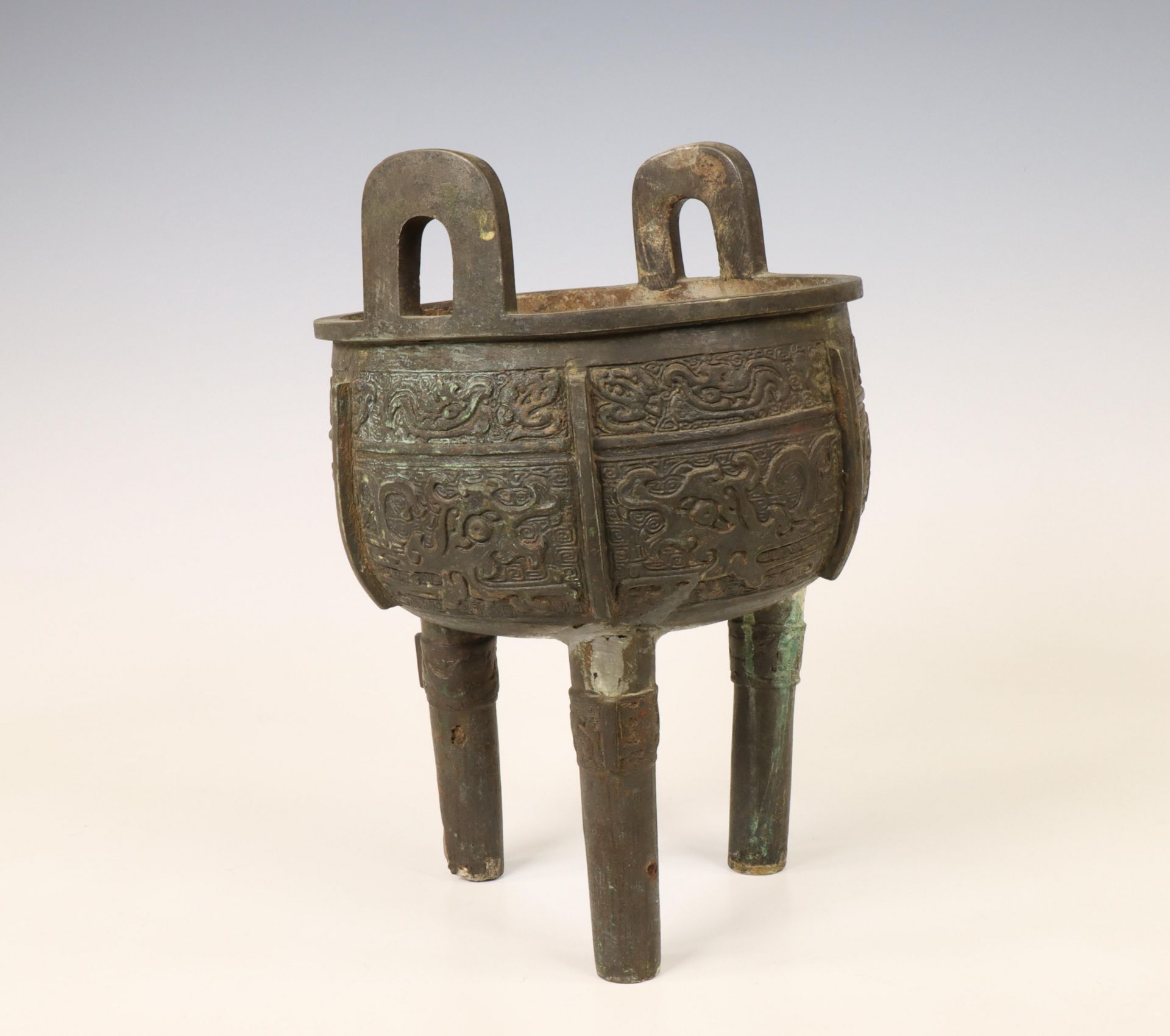 China, an archaistic bronze tripod censer, probably Qing dynasty (1644-1912), - Bild 2 aus 2