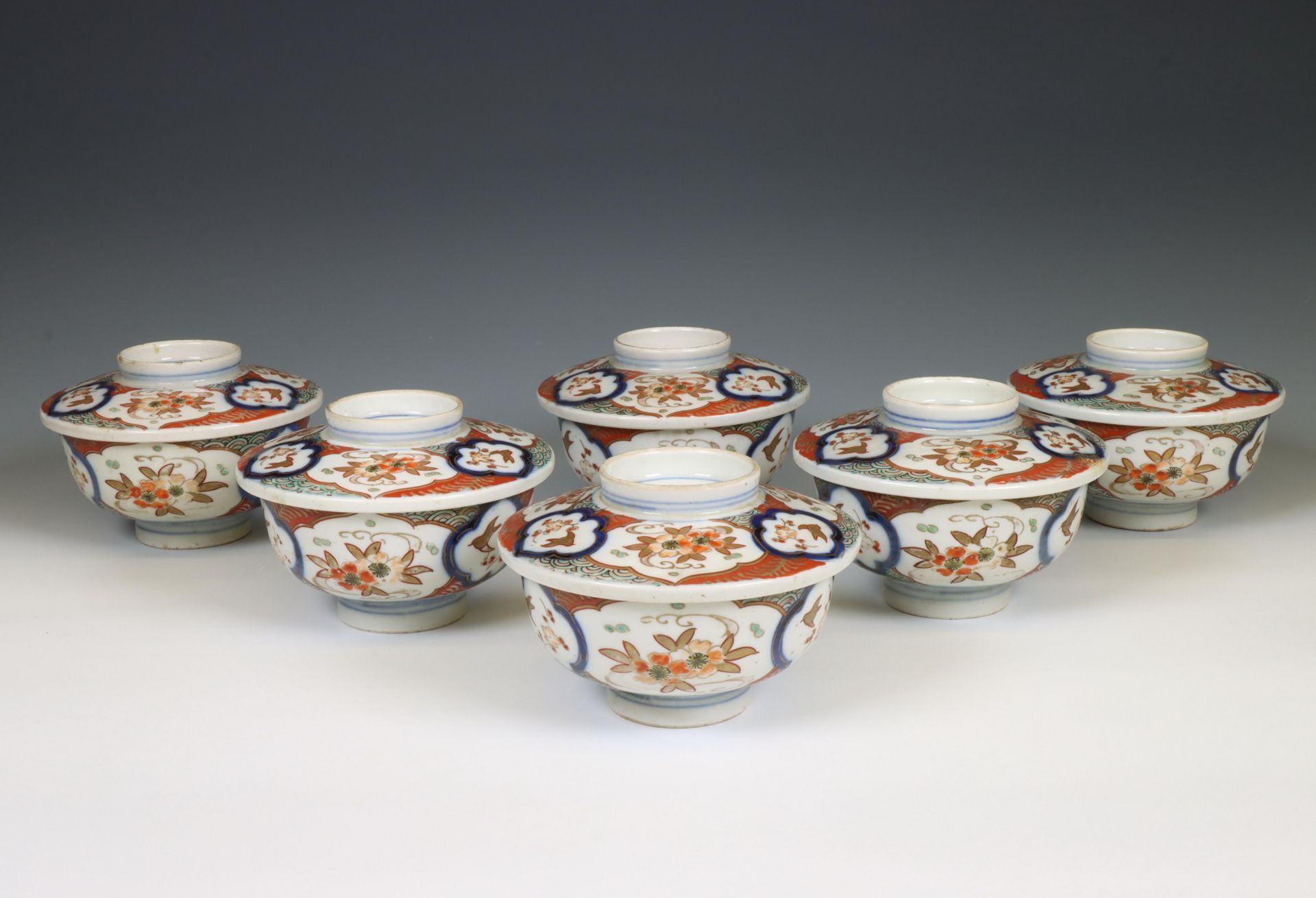 Japan, a set of six Imari porcelain bowls and covers, Meiji period (1868-1912),