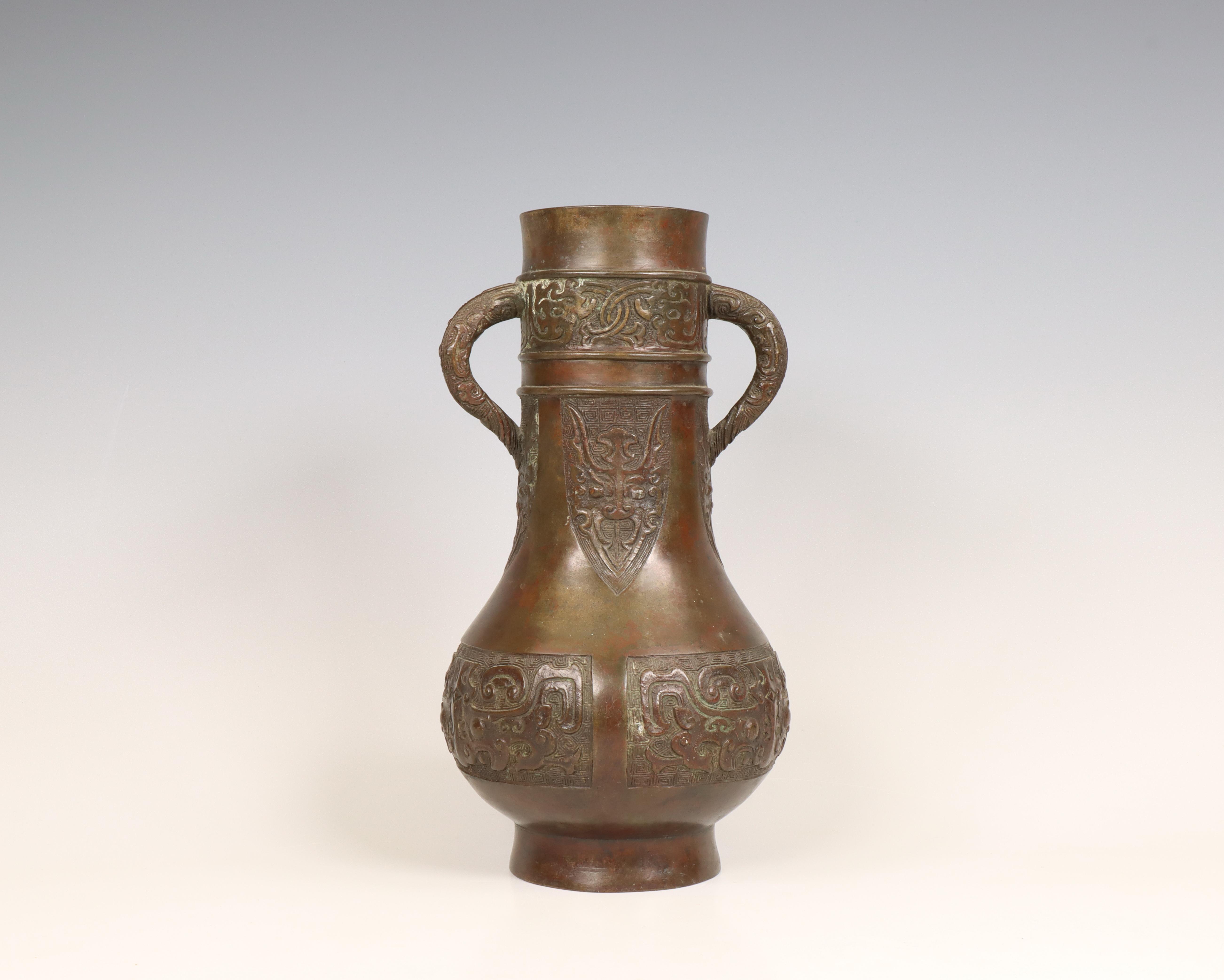 China, a bronze archaistic two-handled vase, late Qing dynasty (1644-1912), - Image 2 of 6