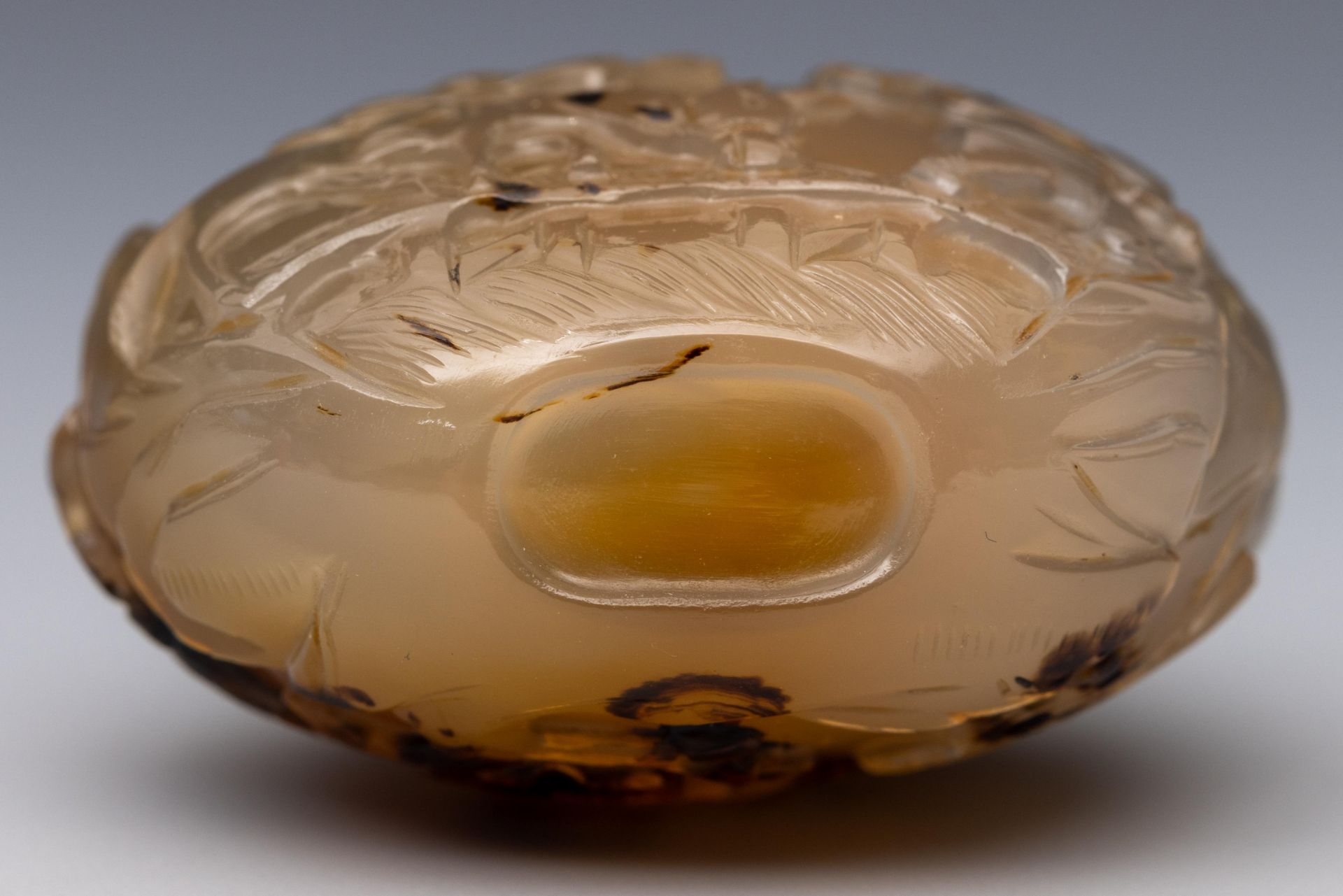 China, a carved agate snuff bottle and cover, - Image 3 of 3