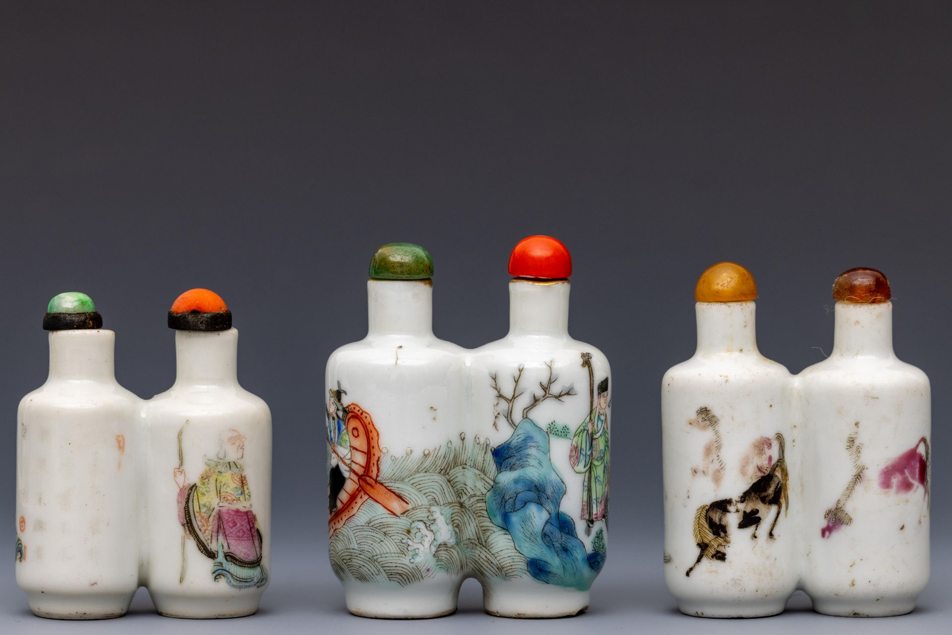 China, three famille rose porcelain 'double' snuff bottles and stoppers, late Qing dynasty (1644-191 - Bild 2 aus 2