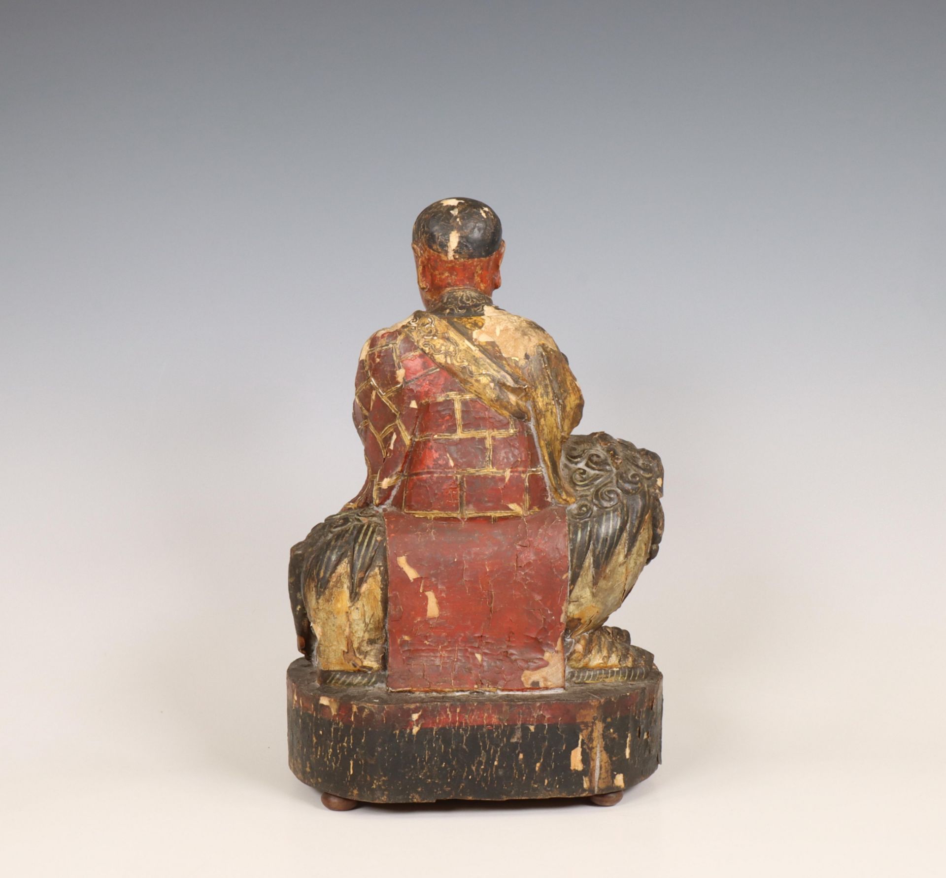 China, lacquered wood figure of a dignitary seated on a lion, 18th/ 19th century, - Bild 2 aus 6