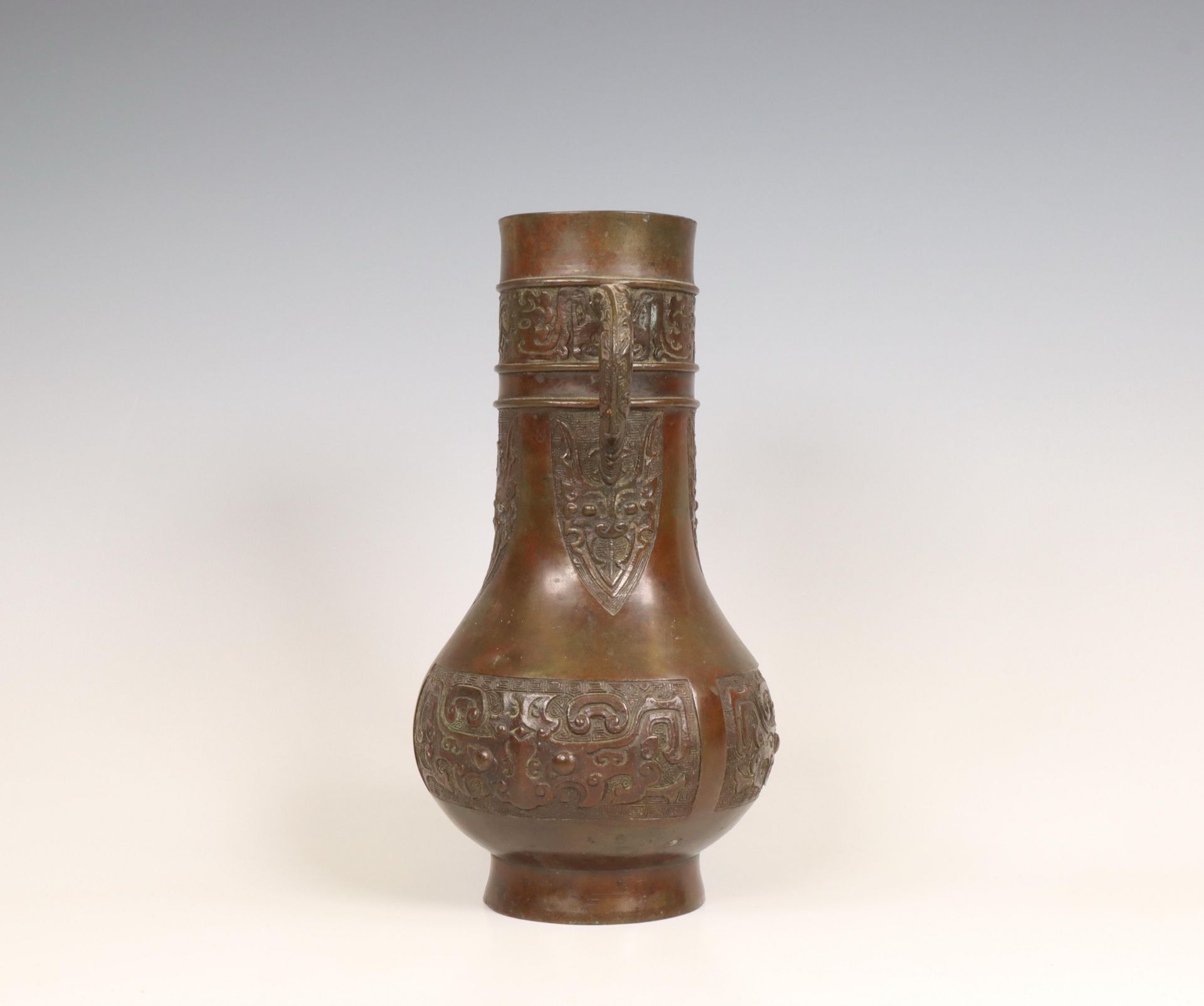 China, a bronze archaistic two-handled vase, late Qing dynasty (1644-1912), - Bild 3 aus 6