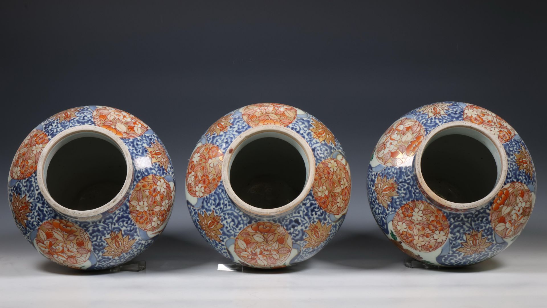 Japan, five-part Imari porcelain garniture, 18th century, - Bild 5 aus 8