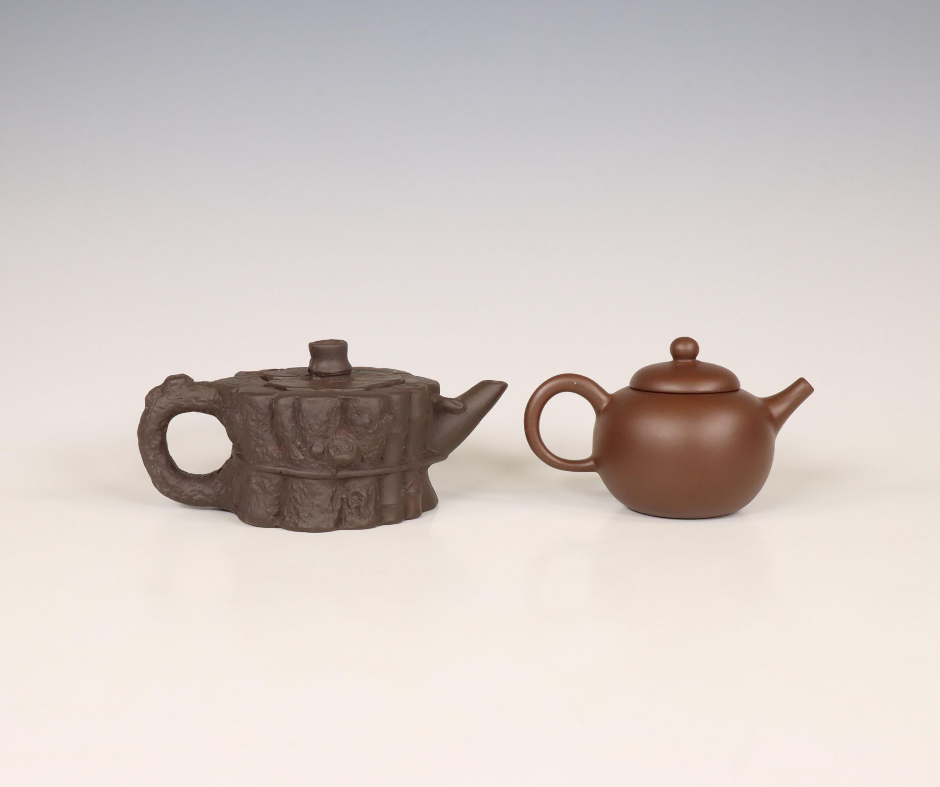 China, two Yixing earthenware teapots and covers, modern, - Bild 3 aus 3