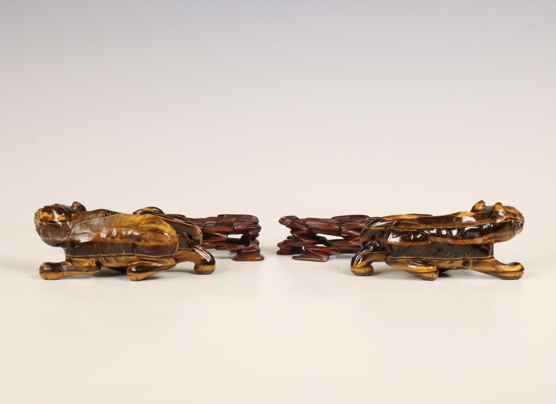 China, pair of tiger's eye models of lions, late Qing dynasty (1644-1912), - Bild 3 aus 3