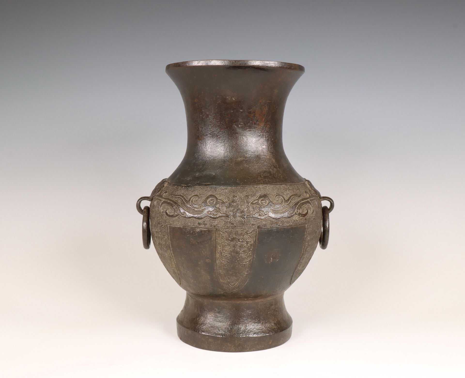 China, an archaistic bronze vase, hu, Ming dynasty, 17th century, - Bild 2 aus 6