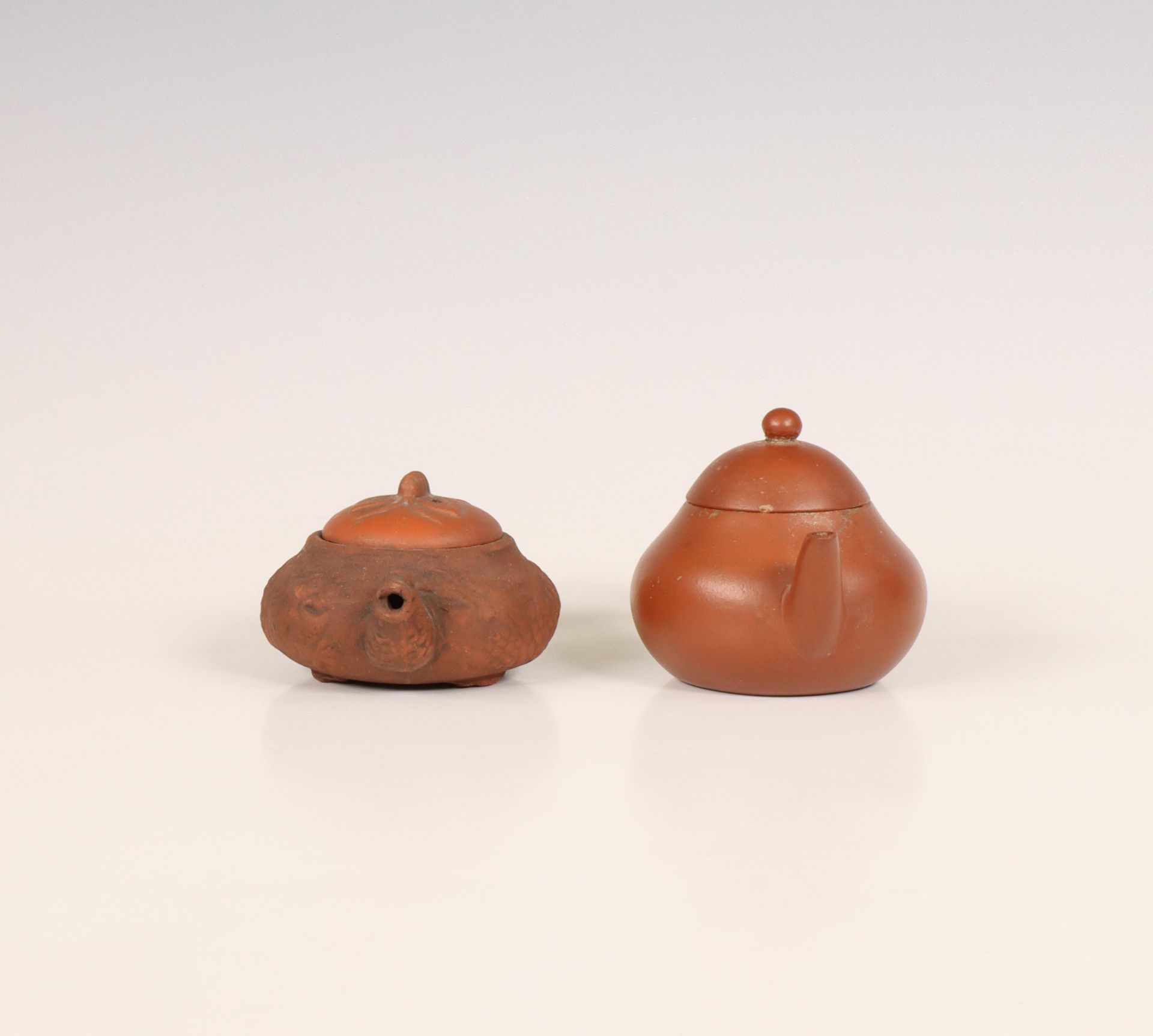China, two Yixing earthenware teapots, late Qing dynasty (1644-1912), - Bild 3 aus 6