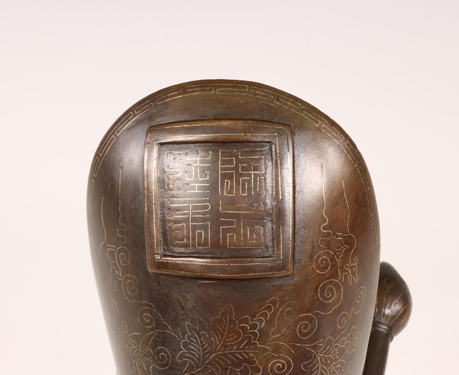 China, a silver-inlaid bronze tripod ritual wine vessel vase, Qing dynasty, 18th century, - Bild 6 aus 7