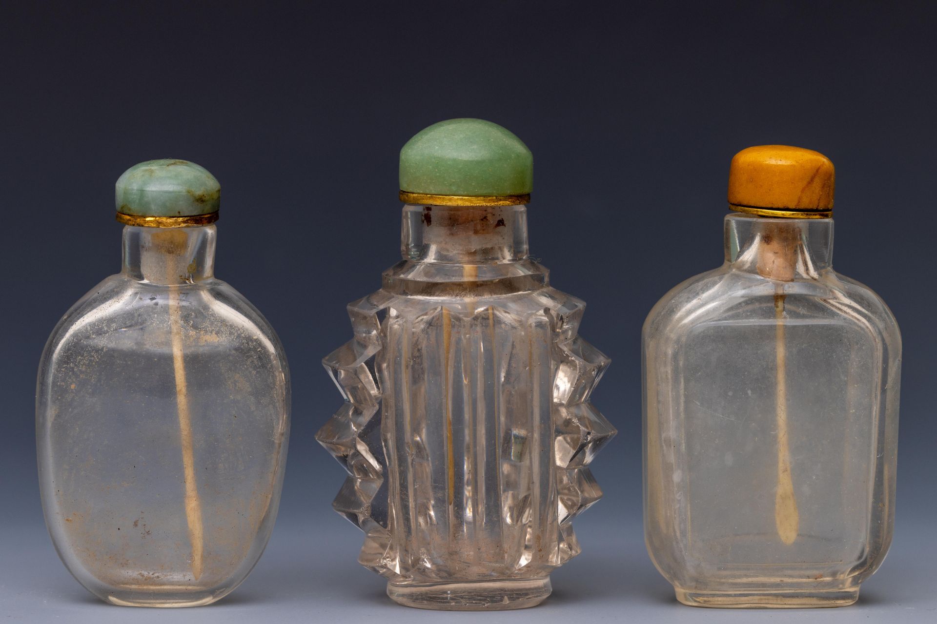 China, three translucent glass snuff bottles and stoppers, late Qing dynasty (1644-1912), - Bild 2 aus 2