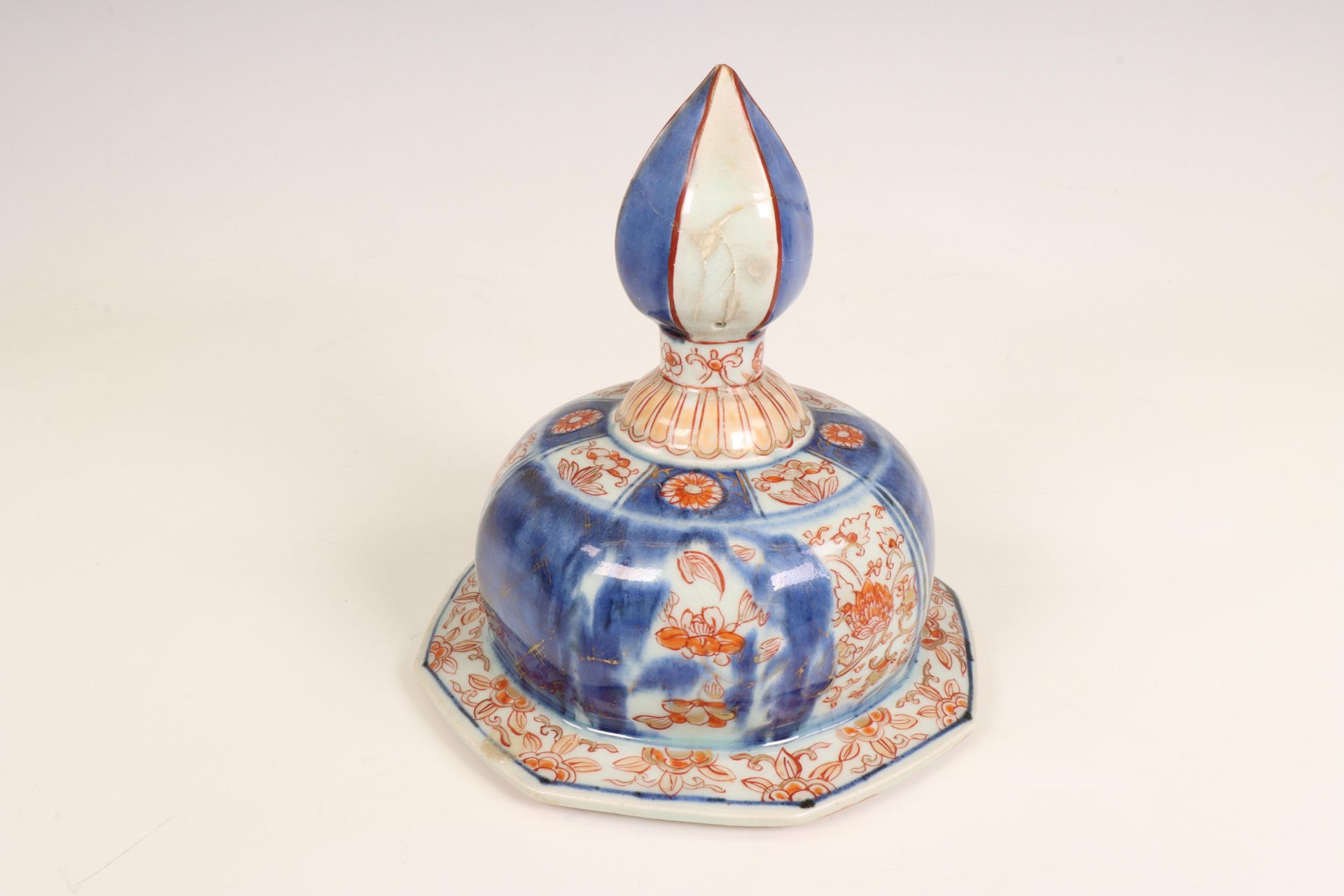 Japan, a pair of octagonal Imari porcelain baluster jars and covers, 17th-18th century, - Bild 6 aus 6