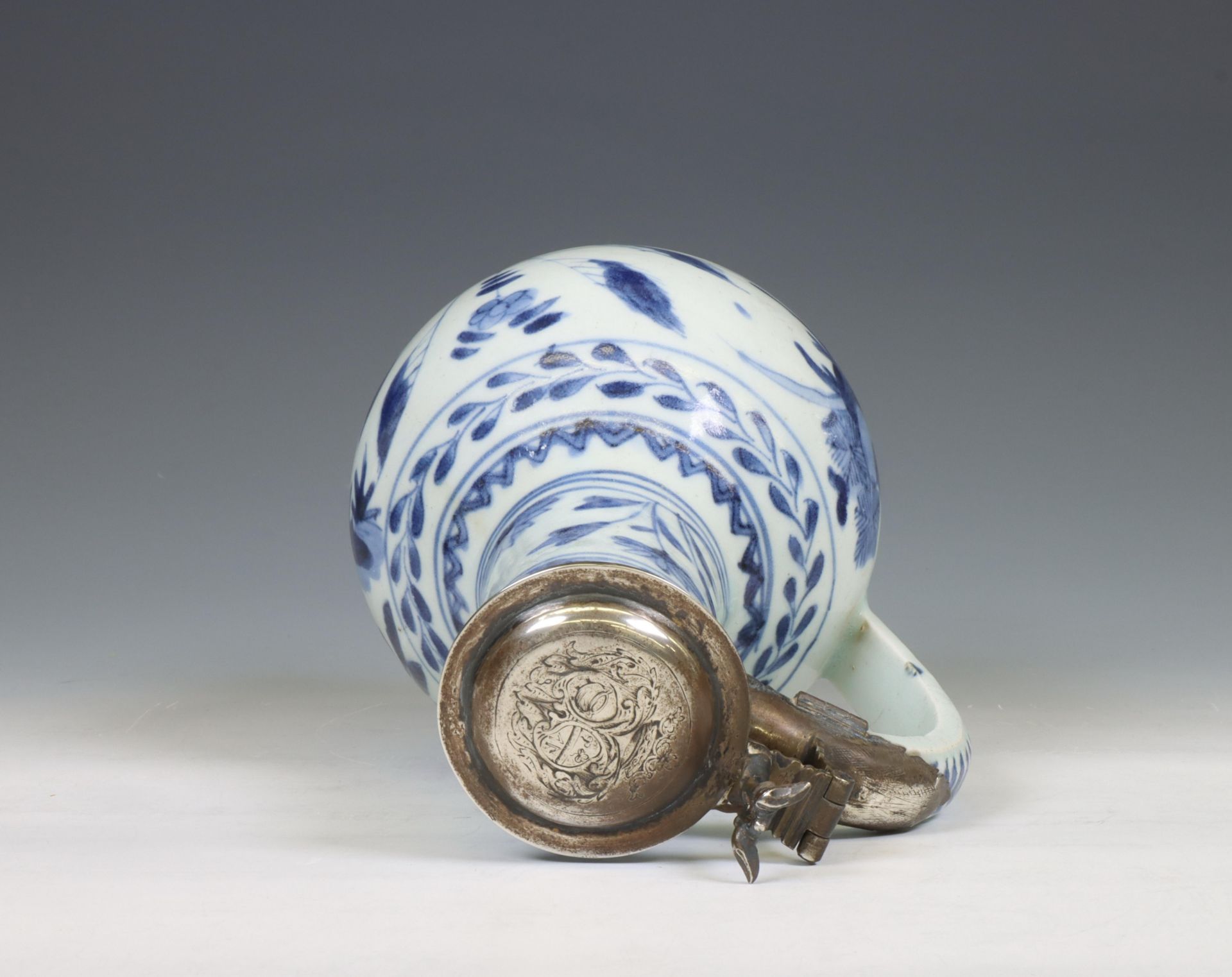 Japan, Arita blue and white silver-mounted porcelain jug, 17th century, the silver later, - Bild 4 aus 7