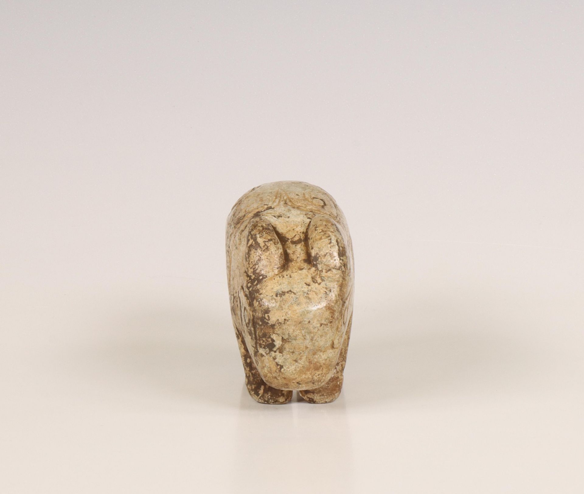 China, jade carving of a bear, possibly Shang dynasty, 11th-12th century BC, - Bild 6 aus 6