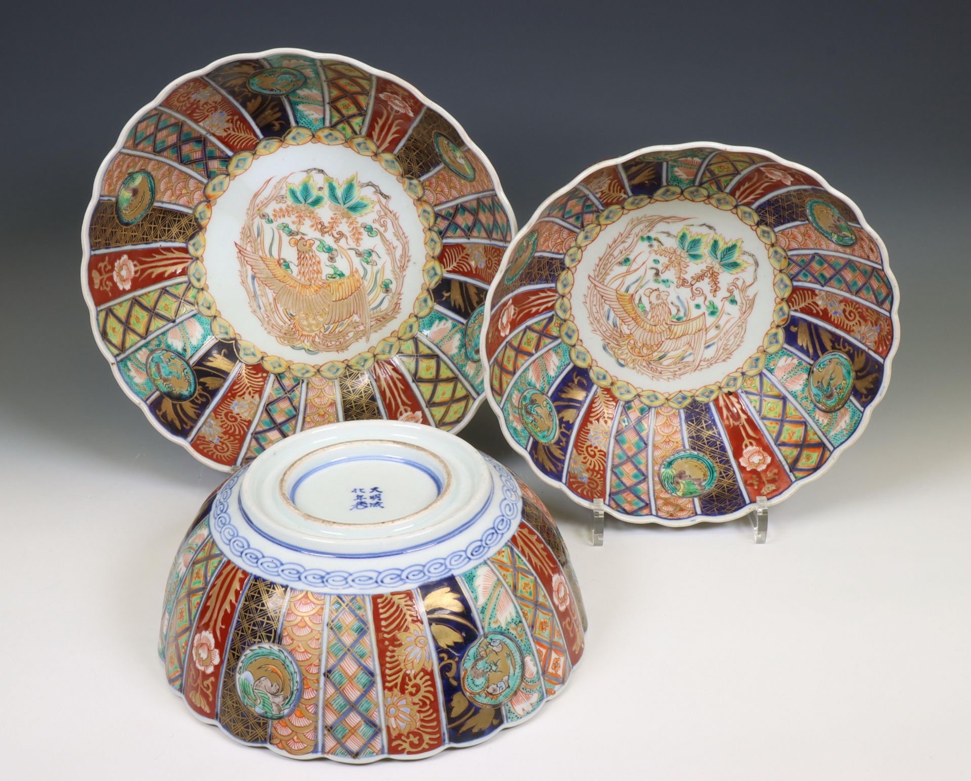 Japan, a set of three Imari porcelain bowls, Meiji period (1868-1912), - Bild 2 aus 2