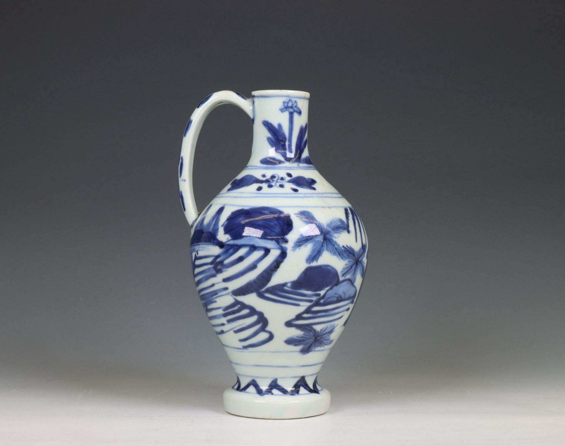 Japan, Arita blue and white porcelain jug, 17th century, - Bild 2 aus 7