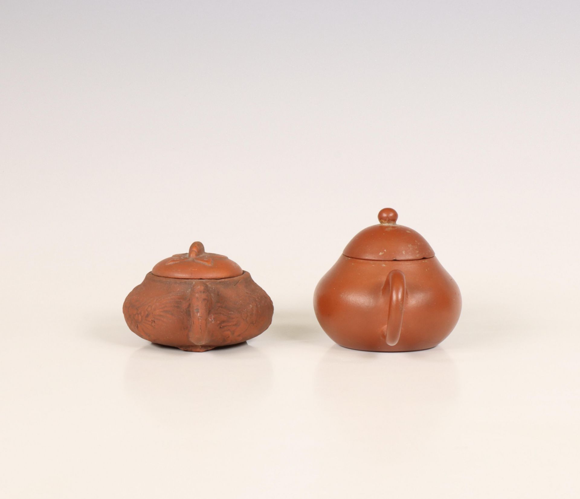 China, two Yixing earthenware teapots, late Qing dynasty (1644-1912), - Bild 6 aus 6