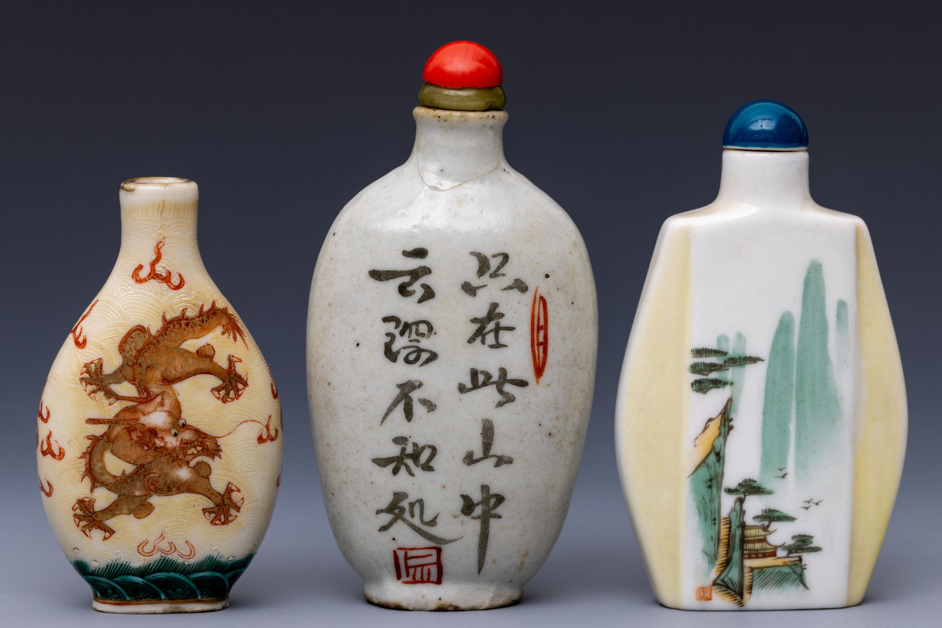 China, three various porcelain snuff bottles and two stoppers, 20th century, - Bild 2 aus 3